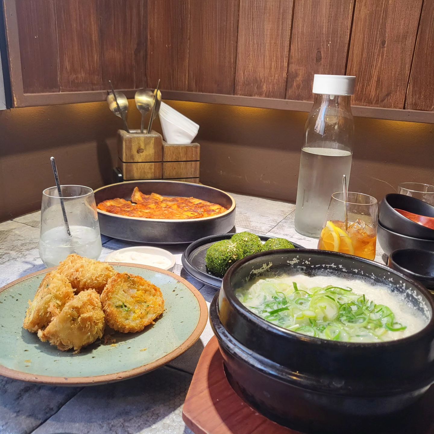 #맛집

이번 서울여행에서 젤 기억에 남는곳은 식당. 그것도 술집이다.
예약하고 가야한다는 지인추천으로 예약하고 갔음!!
알고보니 요즘 #핫플 이라 예약하기 엄청어렵다던...
어쨋든 술집인데 난 왜 배빵빵하게 나온것일까?!?
시킨 메뉴가 다 맛있어서 술시켜놓고 배채우다가 술마시게 되는곳! 
근데 그뒤에 술도 술술넘어가서 하이볼을 몇잔을 마신건지...
강추강추!! 지점도 여러곳 있고 분위기도 다르다해서 다음에는 다른 지점 가볼계획.

#신당동주식
주소) 서울 중구 청구로17길 104
영업시간) 16:30-23:30 (라스트오더 22:30)
예약전화) 010-9289-4611
주차) 전용주차장은 별도로 없는듯하다. 바로 옆에 공영주차장 있어서 주차는 편리함. 다만 술먹는데 차는 두고 가는걸로!!😊

#신당동주식 #신당동맛집 #신당동술집 #내돈내산 #무조건재방문 #서울여행 #술집밥집 #밥집술집

다른지점도 가본다 꼭!!!
#삼각지주식 #이태원주식