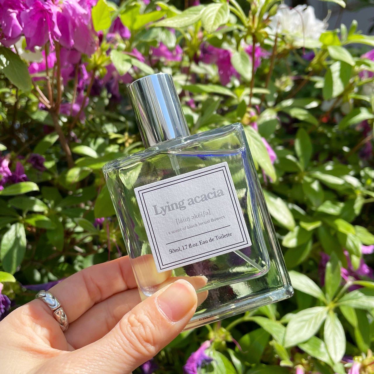 .
.
ahro_official
섬세한 한방울 한방울 자연의 향을 닮은
💐꽃집 생화 향수💐

❤️아로 라잉아카시아 50ml (ahro Lying acacia)❤ ️
.
.

안녕하세요 른베리 입니다!

향수에 지대한 관심이 많은 제가 이번에 너무 너무
향이 아름다운 💘봄에 어울리는 니치향수💘
발견하여 소개해 보려고 해요 ㅎㅎ 

그린색의 싱그러운 패키지만 봐도 봄이 왔음을
알리는것 같지 않나요? 🌿💚

옷을 다 차려입고 마지막 의식처럼
향수를 뿌리는것이 그날의 무드가 정해진다고나 할까?!
(상대방의 반응도 기대하게 되는 😉)

제가 라일락 향수는 시중에 많이 보기도 했고
실제로 다른 브랜드에서 사용 해봤어서
👉🏻아카시아 향의 향수가 너무 궁금 했어요 !👈🏻

😍😍제가 너무나 좋아하는 꽃집의 찐 생화향!😍😍
을 드디어 만났습니다 !!!

향기의 세계를 안내하는 작은 책자와 함께
포장이 정말 한권의 예쁜 책처럼 생겼어요!
그립감도 너무 좋아요 ~~~ 모두 수제작!!

그런데 !!!!!! 
우리가 알고 있는 아카시아는 
작은 털뭉치의 노란 꽃이라네요 ?!

우리가 알고 있는 흰색의 아카시아로
알고있는 꽃의 이름은 ✨아까시 꽃✨ 이래요 !!!
.
.
🌷🌷🌷조향사님이 신경 쓰면서 만드신 기준은?!🌷🌷🌷
1. 아카시아 ‘꿀’냄새 아니고 아카시아 ‘꽃’향기일 것.

2. 달콤하지만 너무 무겁지 않을 것.
(튜베로즈, 가드니아와 달라야 한다)

3. 흰 꽃 느낌이지만 청량함을 잃지 않을 것.

4. 파우더리 꽃향기가 아니라 그리너리한 꽃향기일 것.

-
-
뿌리고 간날 반응이 너무 좋았어요 !!
궁금하신 분들은 관악 , 강남 롯백에 입점해 있으니
달려가 보세요😚💖

더 자세한 정보는 블로그에 있습니다😉👍🏻
.
.
#아로향수 #니치향수 #생화향수
#아카시아향수 #꽃집향수 #봄에어울리는향수
#꽃향기향수 #조향사 #직접조향한향수
#꽃향수 #여자향수 #여자친구선물
#프레쉬향수 #ahro향수 #협찬