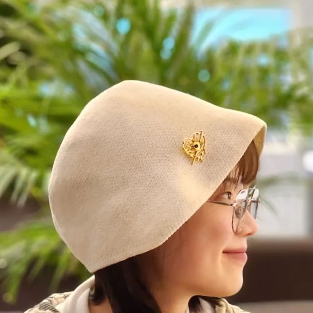 배세라 on Instagram: "#광고 🦭협찬 게시물입니다🦭 제 머리가 죠금 반짝이죠? 희히✨️ ▪︎하트 안에 눈 모양으로, 또 창같은 것이 뚫어 나가있어요. 본체 색상은 실버/골드로 두가지이고