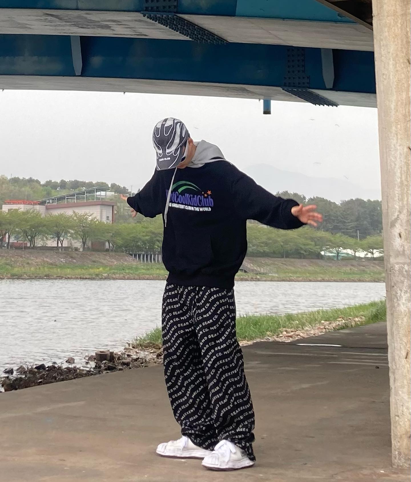 #ad
짜란

후드는 notcoolkidclub_official 에서 제공받았습니다. 

✔️후드모자가 회색이라 배색이 신선함
✔️로고플레이를 해도 로고가 간지 오라이
✔️로고 레터링 프린트 배색 독특함. 특유의 브랜드 느낌이 있음. 패키지도 너무 예쁨…!!
