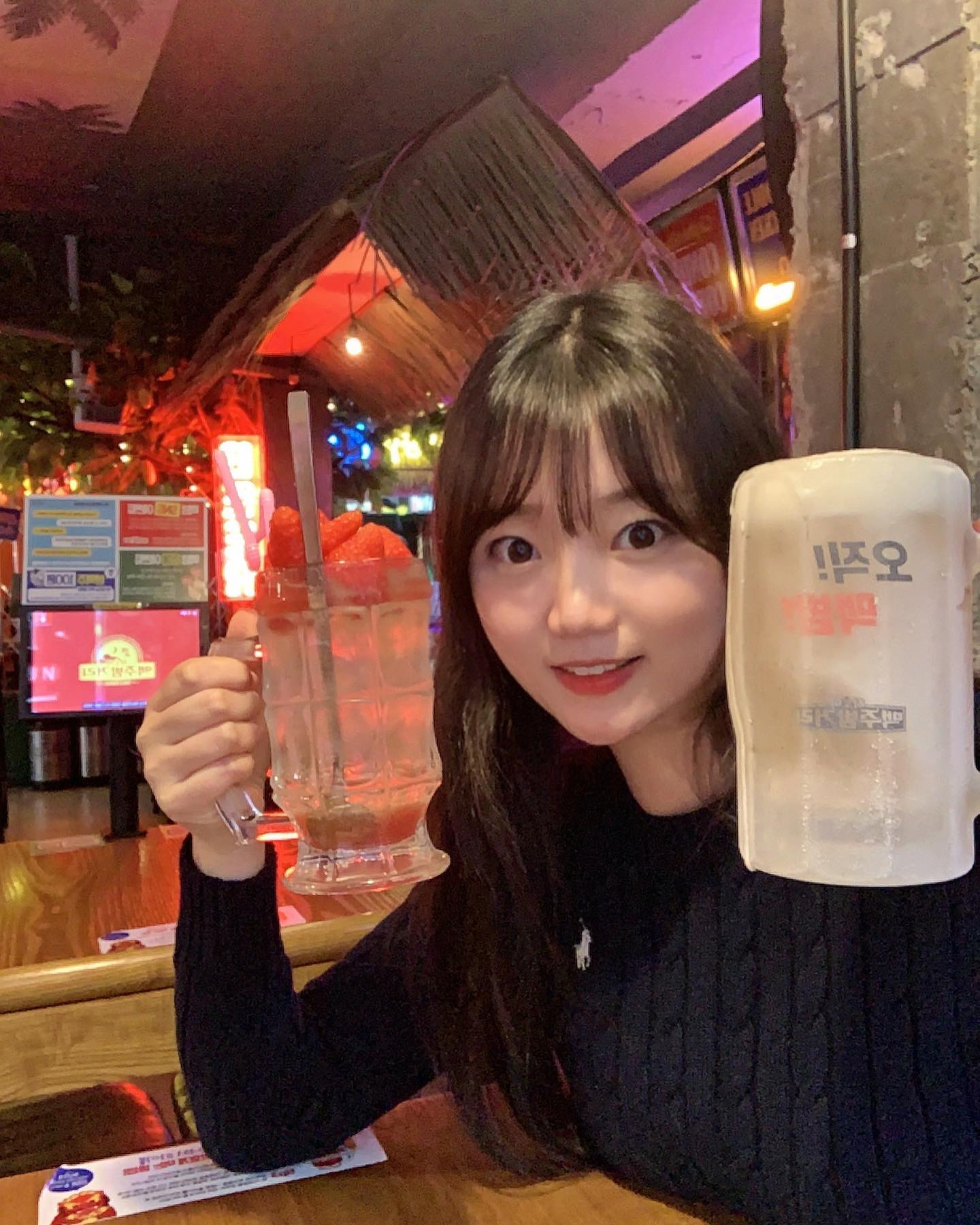 #협찬 금요일에 집 앞 하노이에 왔오요!🇻🇳
하노이맥주밤거리 신림점에서 시원한 얼음생맥주랑 
딸기하이볼 먹었어요 ! 과일하이볼은 처음 먹어보는데 과일도 많고 사진도 너무 이쁘게 나오고 짱 맛있었어요 🍓
무엇보다 분위기가 진짜 하노이같지 않나요? ㅎㅎ
인테리어가 너무 현실적이라 진짜 해외 온 것 같고 좋아요 

그리고 호치민 플래터... 진짜 말이 필요없는 안주....👍🏻
닭요리에 쌀국수에 팟타이에.. 파인애플까지 ... 
사장님 남는거 있는거죠? ㅠㅠ 
양도 혜자고 맛도 최고, 그리고 감성까지♥️ 
진짜 호치민 플래터 무조건 시키세요 후회안합니당
술 안주로도 너무 좋더라구요 ㅎㅎ

불금 다같이 하노이맥주밤거리에서 한 잔해요🧊🍻

#협찬 #하노이맥주밤거리 #맥밤 #하노이맥주밤거리신림점 #신림역술집 #신림술집 #술집 #신림역 #신림맛집 #신림역맛집 #신림놀거리 #신림역놀거리 #신림핫플 #맥주 #하이볼 #하이볼맛집 #맛집추천 #술집추천 #핫플 #과일하이볼 #과일하이볼원조