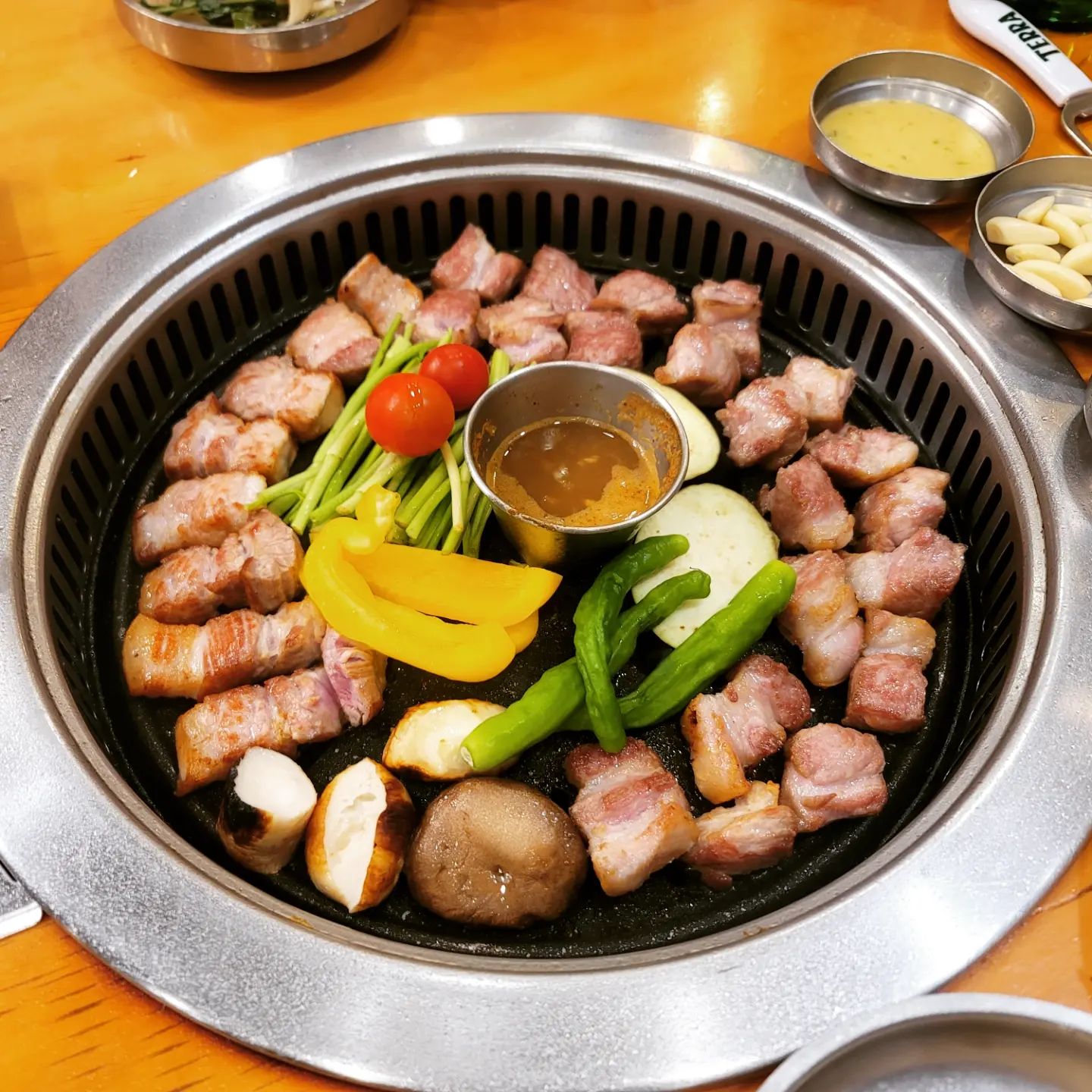 #구로디지털단지맛집 #구로돈가 #오잇_구로
불금에는 고기죠! 구디에서 1티어 고깃집이라고 할 수 있는곳을 알려드릴려고 하는데요! 그만큼 가격도 나쁘지않고 특히 지역술이 있어서 골라 먹는 재미도 있습니다 ㅎㅎ 당연히 맛은 최고죠~ 지인에게 추천해도 좋을것 같아요!

구로돈가는 숙성돼지고기 전문점으로 고기가 부드럽고 맛있습니다! 손이 계속 가요.거기다 고추냉이 얹어서 먹으면 캬~~ 된장찌개와 계란찜은 서비스인데도 맛있습니다. 거기다 지역소주 한잔 마시면 이게 바로 행복이더라고요. 고기도 구워주시고 와인도 있고 개인적으로 가도 좋고 회식장소로도 좋을건 같아요! 마지막에는 아이스크림 먹으면서 즐겁게 집으로 갈 수 있어 좋더라고요 ㅎㅎㅎ

다음에 구디에서 고기 먹으러가또 갈 예정입니다!

네이버 검색창에 @오잇 검색하셔서 보시거나 혹은 프로필 링크를 클릭해주세요!
.
.
.
#음식스타그램 #먹스타그램 #먹스타맞팔 #먹스타맞팔환영 #구디맛집 #돼지고기 #목살맛집 #남구로역맛집 #남구로역 #jmt #존맛 #존맛탱 #맛집 #맛스타그램 #소통환영 #소통 #선팔하면맞팔 #음식추천 #추천음식 #추천메뉴 #메뉴추천 #맛있다그램 #저녁 #저녁메뉴 #저녁추천 #푸드스타그램 #내돈내산