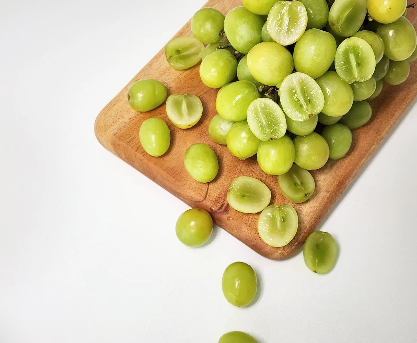 새콤달콤+ 사과향 + 아삭한식감까지 포도계의 끝판왕🍇 

콜라가 10.6 브릭스인데 
호주 오톰크리스피 애플청포도는 21.5 브릭스 

청포도사탕보다 훨씬 달콤하고 입안에서 과즙 팡팡 터지네요☺️

다른 껍질채 먹는 포도에 비해 껍질이 얇고 껍질 떫은맛도 전혀 없어서 저는 맛있게 잘 먹었어요 

애플청포도라는 이름답게 사과처럼 아삭한 식감은 물론 사과향까지😍 

달콤한게 너무 맛있어서 쪼금만 먹을랬는데 앉은자리에서 한송이 순삭해버림

포장도 에어포켓에 꼼꼼하게 되어 무른곳이나 상한곳 없이 배송 잘되어왔고 신선한 상태까지 좋아서 만족만족 대만족

https://link.coupang.com/a/WwHYe

#도고도농원 여기 과일 맛집이네ㅋ 당도보장이래서 선택했는데 진짜 맛있어요❤️

#빅터오스카 #애플청포도맛집 #오톰크리스피 #애플청포도 #어텀크리스피애플청포도 #호주오톰크리스피 #어텀크리스피