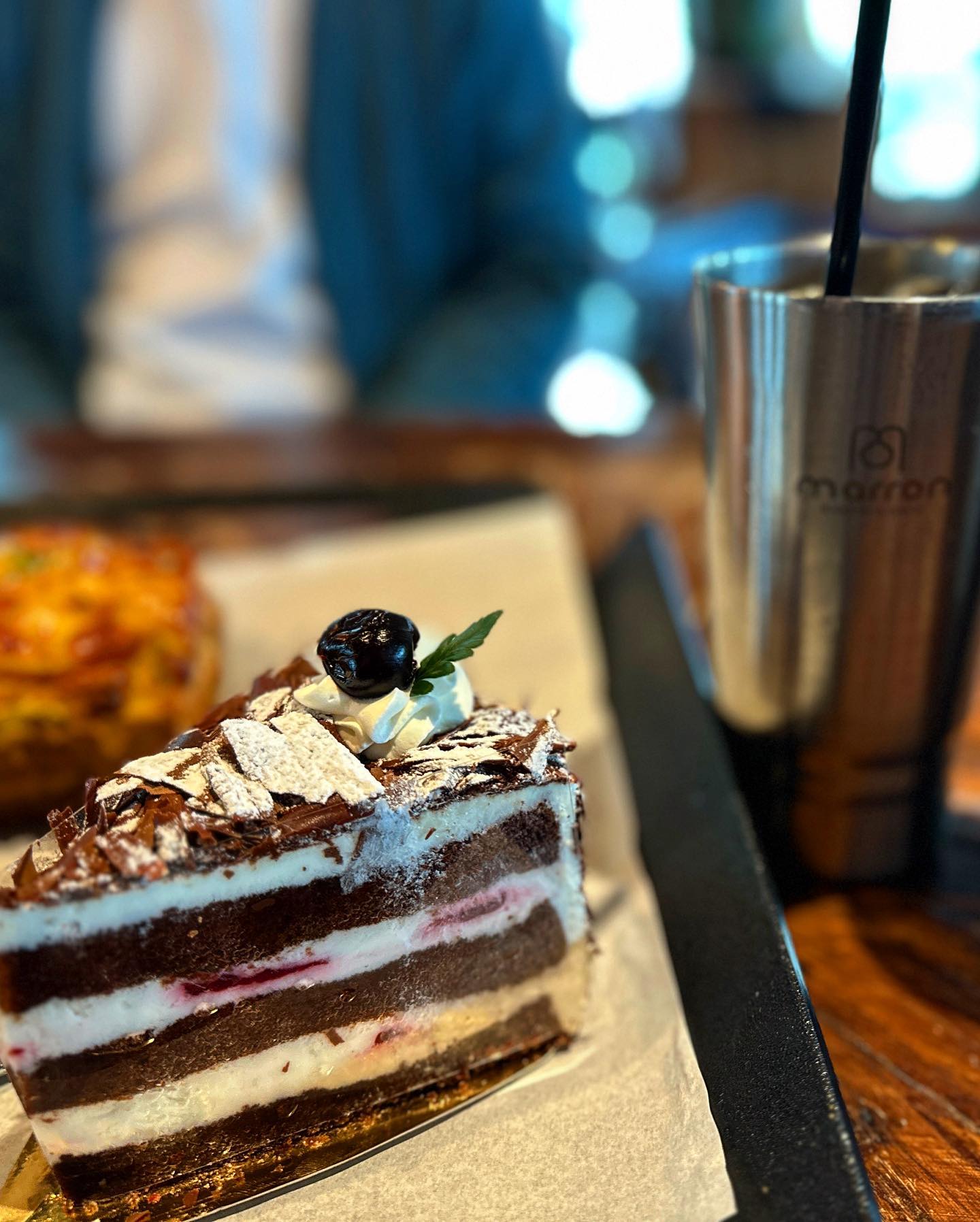 빵순이 여기에 눕다... 은경 Pick.

📍경기 화성시 정남면 보통리 117-3
📍마롱카페
🚗 주차가능

화성에 이런 숨겨진 보석같은 카페가 있는지 정말 몰랐어요💕
빵순이는 진짜 눈 돌아갑니다... 케익, 빵,마카롱,타르트 진짜 비쥬얼 다 미쳤어요 
카페에서 바라보는 호수 뷰.... 돌았구요
브런치도 진짜 전부 다 맛있어보이더라구요 
🥰 저희는 초코체리케익을 가지고 왔는디 
진짜 너무 맛있더라구요 많이 달지않고 밸런스가 딱 잡힌 바로 그런 맛!!! 🫶🏻

사람들이 많은덴 다 이유가 있는 법! 

#화성카페#화성브런치카페#화성베이커리카페#보통리저수지카페#화성리버뷰카페#보통리카페#화성파스타#화성디저트카페#화성디저트맛집#보통리맛집#화성보통리카페#화성브런치#화성예쁜카페#화성데이트#마롱카페#마롱베이커리