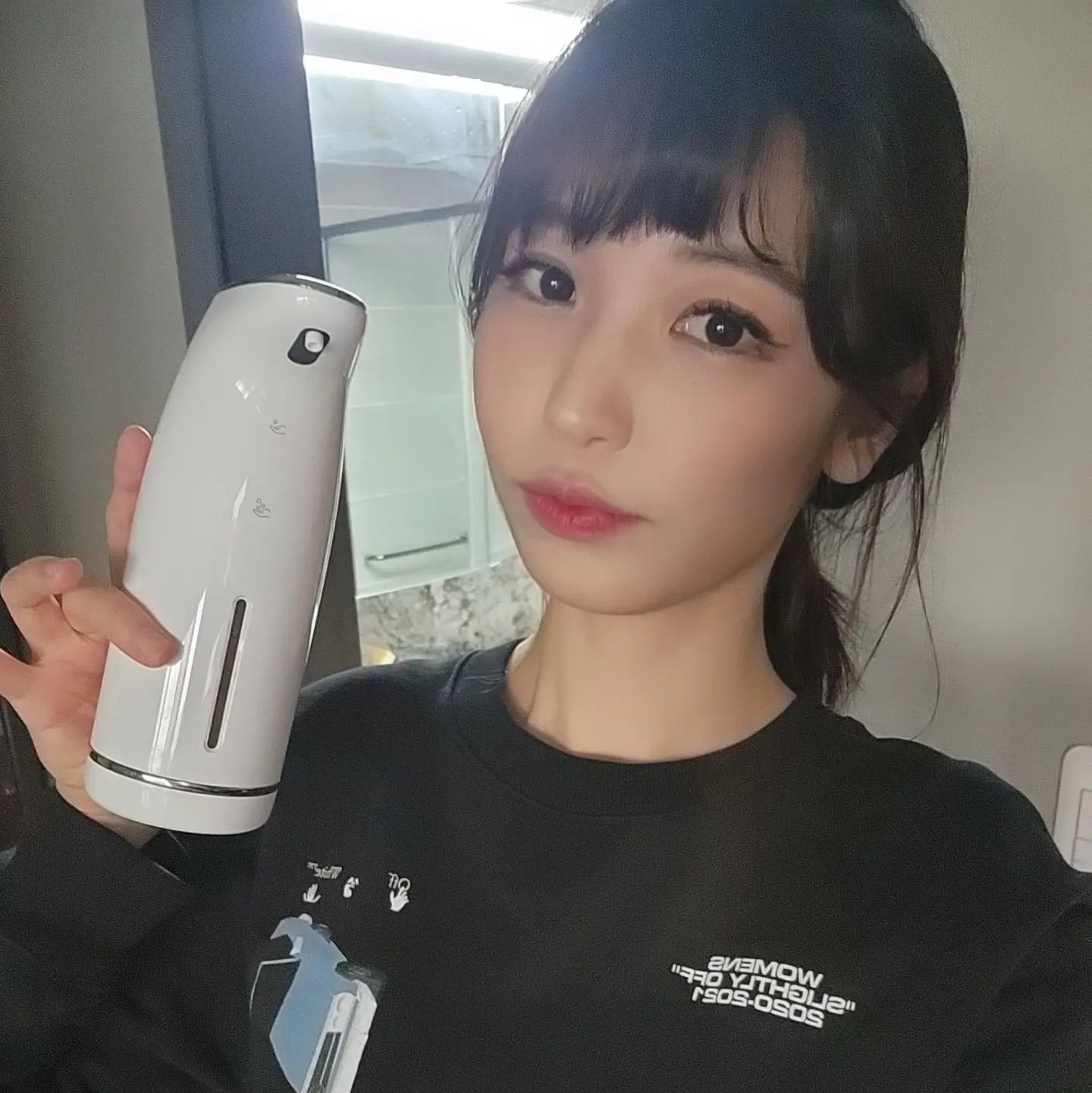 짠! 옆으로 넘겨보세요!!
#손씻기#잇템#자동손세정기
지금 완전 유용하고 신박한핫템
집에 두어도 유용하고#자영업#식당#샵 등 업장에도 유용하게 사용할수있는
#핸드워시디스펜서#필굿컴퍼니

자동형이라 #아이들 도 재미있게 손씻을 수 있고~~ 
설치형이아닌 저렇게 휴대도 가능한 부담없는형태라 
#전세#월세 집에도 부담없이 놓아둘수 있어요:)
#집들이선물 #돌잔치답례품 으로도! 
상큼한 시트러스향의 #핸드워시 가 기분까지 좋아지는~ #르소메

#육아#집꾸미기#홈템#욕실인테리어#인테리어디자인#인테리어소품