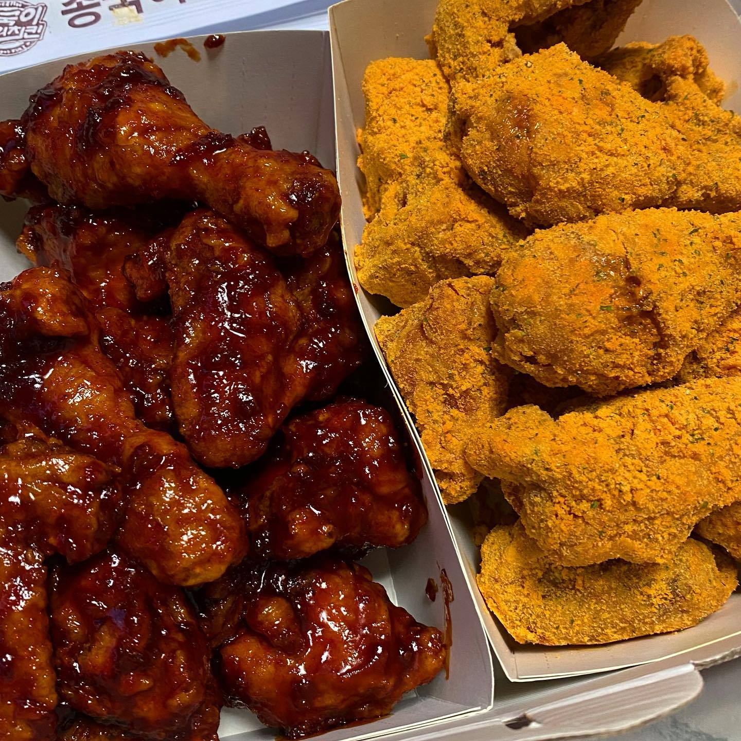 🐔𝕁𝕒𝕖𝕙𝕪𝕠𝕟𝕘 𝕚 𝕥𝕥𝕠 𝕄𝕖𝕠𝕜ℕ𝕖𝕟𝔻𝕒.🐔

🐔#종국이두마리치킨
🐔#갈릭치즈치킨 25000
🐔#땡초치킨 

오랜만에 먹는 가성비 갑 종국이두마리치킨🍗

요즘 미친 물가로 치킨값이랑 배달 값이 아주 미쳐가는데 또 야식으로 치킨은 포기할 수 없잖아🥲

종국이두마리에는 뭔가 후라이드, 간장, 양념 같이 기본적인 메뉴만 있을 거 같지만
치즈도 있고 허니 갈릭도 있고 은근 메뉴가 다양함‼️

내 최애 조합은 갈릭치즈랑 땡초🫶🏻
땡초 막 미친 듯이 맵지는 않지만 진짜 딱 맛있게 매워서 좀 매워질 때 갈릭치즈 먹어주면 진짜 극락🤤

이렇게 두 마리 해서 25000원이면 진짜 너무 혜자 아닌가유❤️‍🔥
양은 두 마리 까지는 아니고 한 마리 반 정도 되는 거 같은데 이제 종국이 또 자주 먹어줘야겠당〰️✌🏻