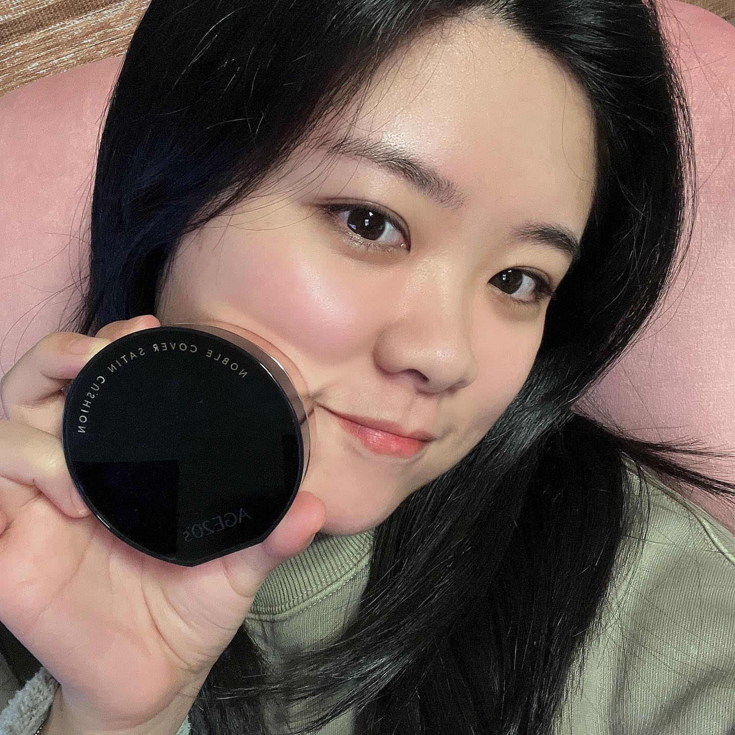 #협찬
베이스메이크업으로 핫한 에이지투웨니스에서
매트쿠션이 출시되었어요!
보송한 피부표현으로 깔끔함을 연출하면서
또 피부 속은 건조하지 않아서
사용감이 아주 편안했던 쿠션파데로 지속력이 좋기 때문에
깨끗한 피부표현을 오랫동안 유지할 수 있어요!
한 번의 터치로도 잡티, 홍조, 모공을 커버할 수 있는
백점 만점 커버력좋은쿠션! 파우더 함량은 높으면서
부피가 작은 고밀도 압축 파우더 적용으로
커버력은 완벽하면서 들뜸 없이 완벽하게
밀착되는걸 느끼실 수 있어요.
늘 촉촉한쿠션만 사용하다가 매트쿠션 사용해봤는데
깔끔한 피부표현에
완전 반해버렸답니다! 커버력좋은쿠션 찾으신다면 추천추천!
https://age20s.co.kr/product/%EB%85%B8%EB%B8%94-%EC%BB%A4%EB%B2%84-%EC%83%88%ED%8B%B4-%EC%BF%A0%EC%85%98/246/category/23/display/1/?utm_source=viral&utm_medium=instagram&utm_campaign=noblesatin&utm_content=shoplink&utm_term=Purchaseintent
.
.
 #올리브영추천템 #올리브영추천 #쿠션파데추천 #올리브영쿠션 #쿠션파데 #커버력좋은쿠션 #톤업쿠션 #세미매트쿠션 #지속력좋은쿠션 #쿠션추천 #매트쿠션 #에이지투웨니스
#AGE20S #8년연속1위에이지투웨니스 #최신상에이지쿠션 #에이지쿠션