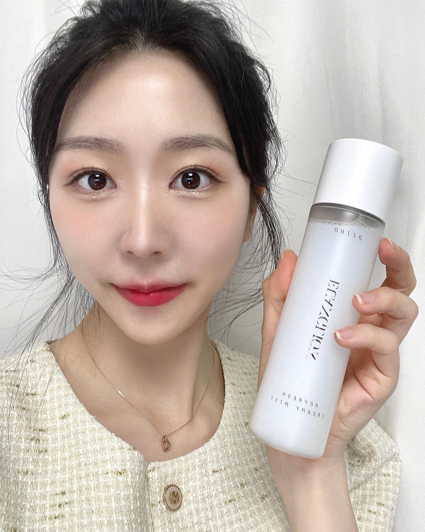 #협찬 [유앙리온] 디노 리프레쉬 크리미 미스트

요즘 부쩍 피부가 건조해진 걸 느껴서 미스트를 찾다가 발견한 제품!!

크림 한 통을 녹여낸 신개념 에멀전 액상 제형으로 처음 사용해보는 제품인데 너무 만족스러웠어요~

안개처럼 고운 입자로 뿌리는 즉시 피부 사이사이에 밀착되는 느낌이고,

세라마이드 함유로 피부 보습막을 형성해준답니다 ◡̈ 

- 구매처 : https://smartstore.naver.com/everbody/products/8382496717

#유앙리온 #디노 #디노미스트 #수분미스트 #보습미스트 #안개분사미스트 #미세분사미스트 #크리미미스트 #미스트추천