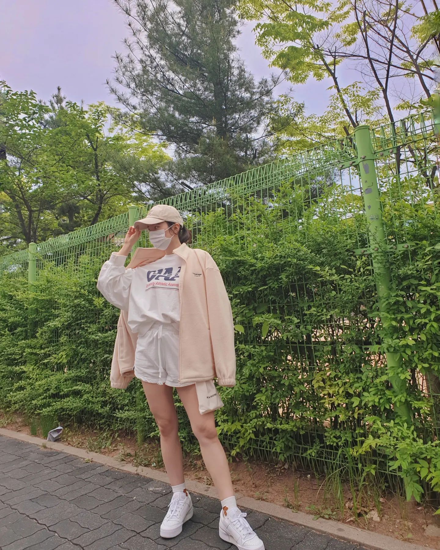 #상품제공

╓═══════☆═══════╖
 쵸퍼 에코 맨투맨 트레이닝 세트
╙═══════☆═══════╜

에이블리뷰어에 선정되어서 쵸퍼 브랜드의
트레이닝 세트를 착용해보게 되었습니다! (๑•᎑<๑)ｰ☆
여름에 청량미 넘치는 스포티걸 패션을 연출하시고 싶다면 이 셋업 당장 구매하셔야 될거에요! 😘

🏸시원한 소재감 & 청량한 디자인 (중요 👍)

원단이 시원해서 긴팔이지만 여름에 이쁘게 입기 너무 좋을 것 같아요! 햇빛도 강할텐데 적당히 얇은 긴팔 입는게 피부에도 더 좋잖아요?! ㅎㅎ 게다가 보시면 알겠지만 청량청량한 디자인이.. 크으 🥺 스포티한 매력이 뿜뿜 터져서 당장 배드민턴을 수준급으로 잘 쳐버릴 것 같은 그런 디자인이에요..☆ 취향저격 🔫 

🏸활용도 좋은 상하의 구성으로 다채로운 스타일

위아래 세트로 되어있어서 같이 입으시면 되니까 코디하기는 당연히 간편하고요! 상의랑 하의가 모두 활용도 높은 디자인이라 다채롭게 스타일링이 가능하실 거에요! 개인적으로 상의를 데님 반바지랑 매치해도 이쁠 것 같아요 ㅎㅎ 반바지는 여름에 휘뚜루마뚜루 입기에 좋을 것 같구요!🤗

🏸 배송 & 사이즈

배송 오자마자 옷을 꺼내봤을때는 냄새가 좀 많이 나는 편이었지만 한번 세탁 하고 나니 언제 그랬냐는 듯이 감쪽같이 사라졌으니까 안심하셔도 될 것 같아요!
사이즈는 오버한 편이라 다들 넉넉하게 입으실 수 있을겁니다! 특히 상의가 오버한편이고 하의는 살짝
짧은 편이니 참고해주세요!

[에이블리뷰어가 상품을 무상 제공받아 꼼꼼하게 작성한 리뷰입니다]

#에이블리뷰어 #에이블리 #쵸퍼 #상품제공 #맨투맨 #트레이닝세트
