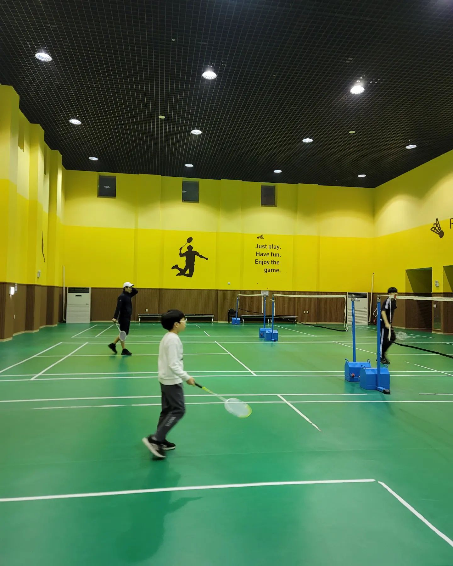 태밍이가 축구 다음으로 좋아하는건 배드민턴!
배드민턴 치다가 검지손가락에 엄청 큰 물집이 생겨서
다 나을때까지 쉬라고 했더니..
왼손으로 치면 된다며..😅🤣😂
.
운동부심 있는 작은꼬밍이..
덕분에 아빠도 엄마도 태쥬도 열배드민턴!🏸
.
.
#두아들맘 #배드민턴  #운동부심 #초3취미 
#태태형제  #가족일기  #초등일상