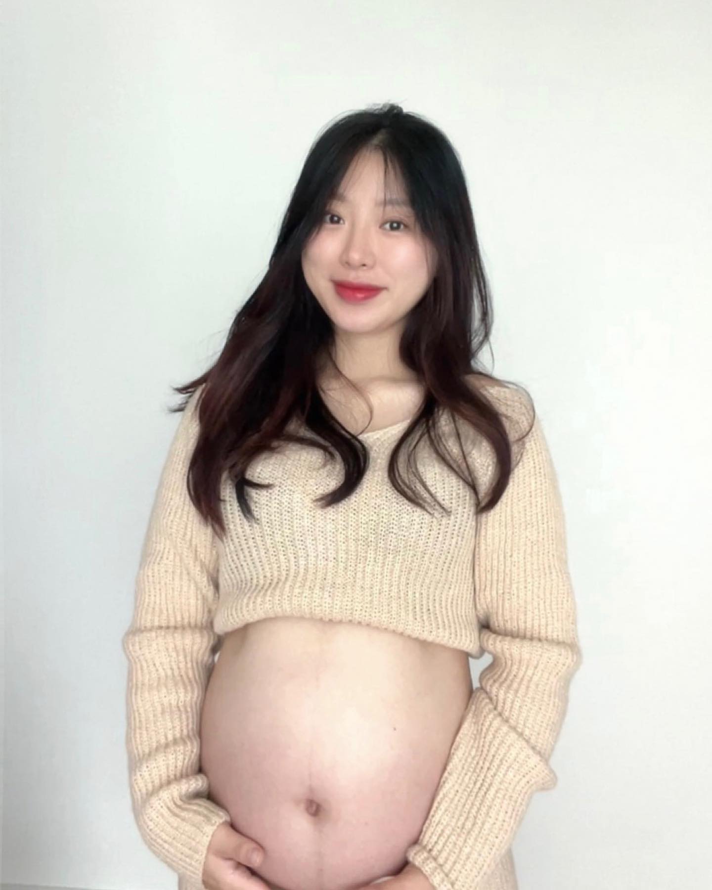 안녕8개월차 모모🍑
30주차시작하자마자
앉았다일어나는게 힘들어지고
배뭉치고
체력이 확확 떨어지고 
입덧아닌입덧과 역류성식도염으로
저녁6시이후로 강제금식이고 
와구와구먹고싶은데 하루에 한끼 겨우
그치만 살과 아기는 알아서 잘 찌고 잘 크고 있음 🥹
내 인생 가장 살찌는거 걱정안하고 먹을수 있는 황금시간을 이렇게 놓치고 있음…… 임신 쉽지않다 ㅋㅋㅋㅋㅋㅋㅋ
한달차 몸무게는 늘지않고 배만나오는중 
뭐 그덕에 편하게 주수사진은 찍어서 만족
튼살도 없어서 만족 
임신하니 여기저기에서 공주님대접을 해줘서 모모 더 오래 품고 있고 싶다
ㅋㅋㅋㅋㅋㅋㅋㅋㅋㅋㅋㅋㅋㅋㅋ
잠은 누가 임신후기라고 믿을수 없을만큼 너무 잘잠 중간에 깨는것도 없이 통잠
덕분에 하루종일 컨디션 최상👊🏻