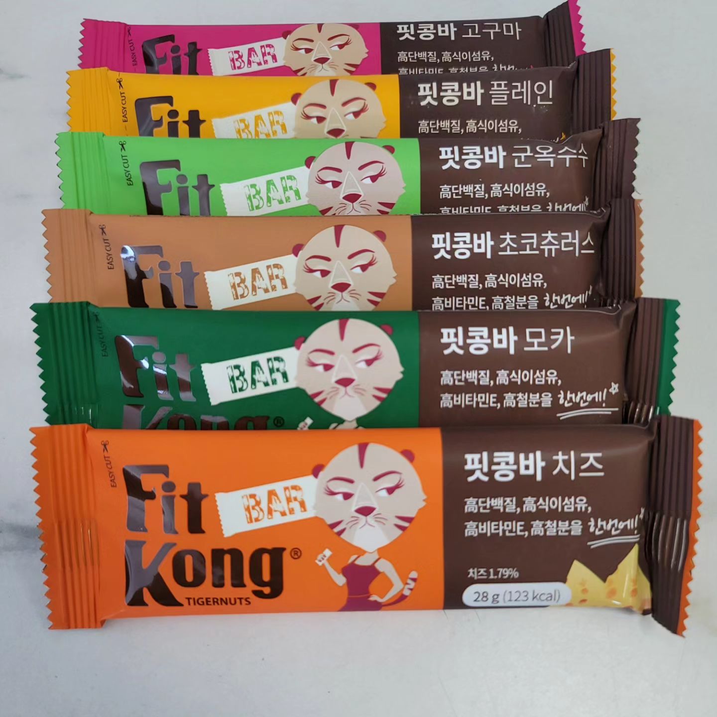 오늘 소개 해드릴 제품은 #핏콩 회사 제품
#!핏콩바 입니다~!!
총 10가지 맛에 다양한 구움과자 느낌에
단백질바🫔 입니다
우리몸에 꼭 필요한
식이섬유,단백질.비타민E.철분 등이 들어있어 
일반 과자보다는 훨씬 건강하고 영양벨런스도
좋은편입니다
건강에 초점을 맞춘거 치고 식감이라던지 맛도 
생각이상으로 괜찮은 편이에요
(물론 초콜릿 팍팍 묻고 
설탕 빵빵하게 들어간거보다는 맛없죠ㅜㅠ)
당류가 평균 5g미만이고 보존료도 안들어가고
칼로리도 하나에 125kcal정도라 어르신과 아이들 
당뇨가 있으신분, 임산부도 안심하고
드실 수 있을꺼같아요
저는 지금 다이어트 중인데
진짜 간식같은게 너무 땡길때
조금씩 먹고있습니다🙂
다이어트 하시는 분들이라면...
칼로리발란스나 슈퍼.편의점에서 파는 에너지바
같은 제품보다 훨씬 도움이 되고 좋을꺼같아요~!!!

위 제품에 관심이 있으시다면?
http://www.fitkong.co.kr
여기로 방문해주세요~

#협찬 #제품제공 
#대한보디빌딩협회 #협찬사
#보충제 #헬린이 #헬스타그램 
#스포츠모델 #비키니 #식스팩 
#데일리 #먹스타 #오운완 
#좋반  #팔로우 #팔로우미 #맞팔 #일상 
#f4f #TBT 
#푸우짐 #poohgym