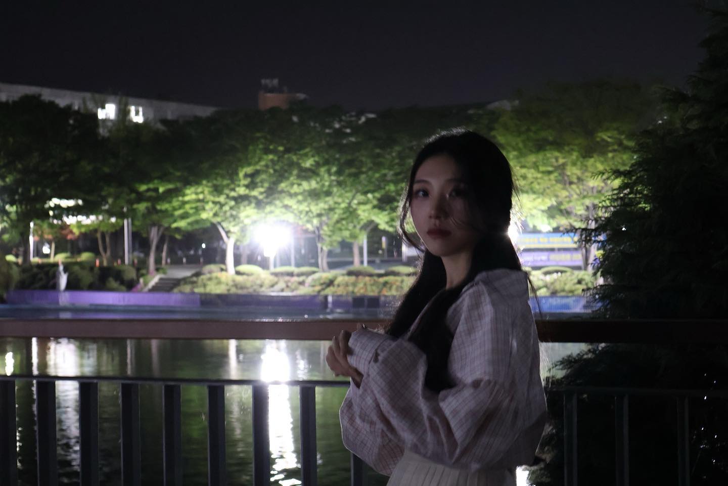 좋아하는 셔츠 입고 밤나들이~
요즘 정말 하루하루 너무 정신없어서 휴대폰 볼 시간 조차 없는 나날들🍃
얼른 재정비해서 인스타 다시 돌아올께요!!!
.
.
.
.
.
#익산 #원광대 #원대수덕호 #카메라촬영 #야간촬영 #인물촬영 #사진포즈 #사진모델 #헤어모델 #패션코디 #셔츠코디 #오늘의룩 #오늘의패션 #dailylook #todaystyle #fashionstyle #fashionable #style #camera #model #canoncamera #photoshooting