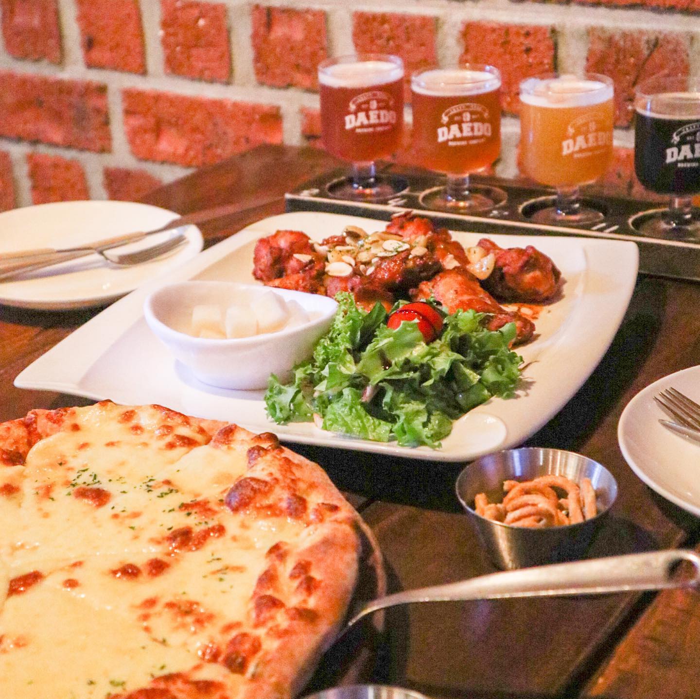 분위기 깡패 수제맥주 성지 
대도양조장 🍻
-
daedo_brewing 
-
#대도양조장 #방천시장맛집 #김광석길맛집 #김광석거리맛집 #방천시장술집 #대봉동맛집 #삼덕동맛집 #수제맥주 #대구수제맥주 #동성로맛집 #반월당맛집 #동성로레스토랑 #동성로분위기좋은곳 #동성로데이트 #대구시내맛집 #동성로핫플  #맛스타그램  #푸드스타그램 #foodstagram #먹방스타그램 #먹스타그램 #맞팔 #좋아요 #food #fff #foodstagram #맥주스타그램