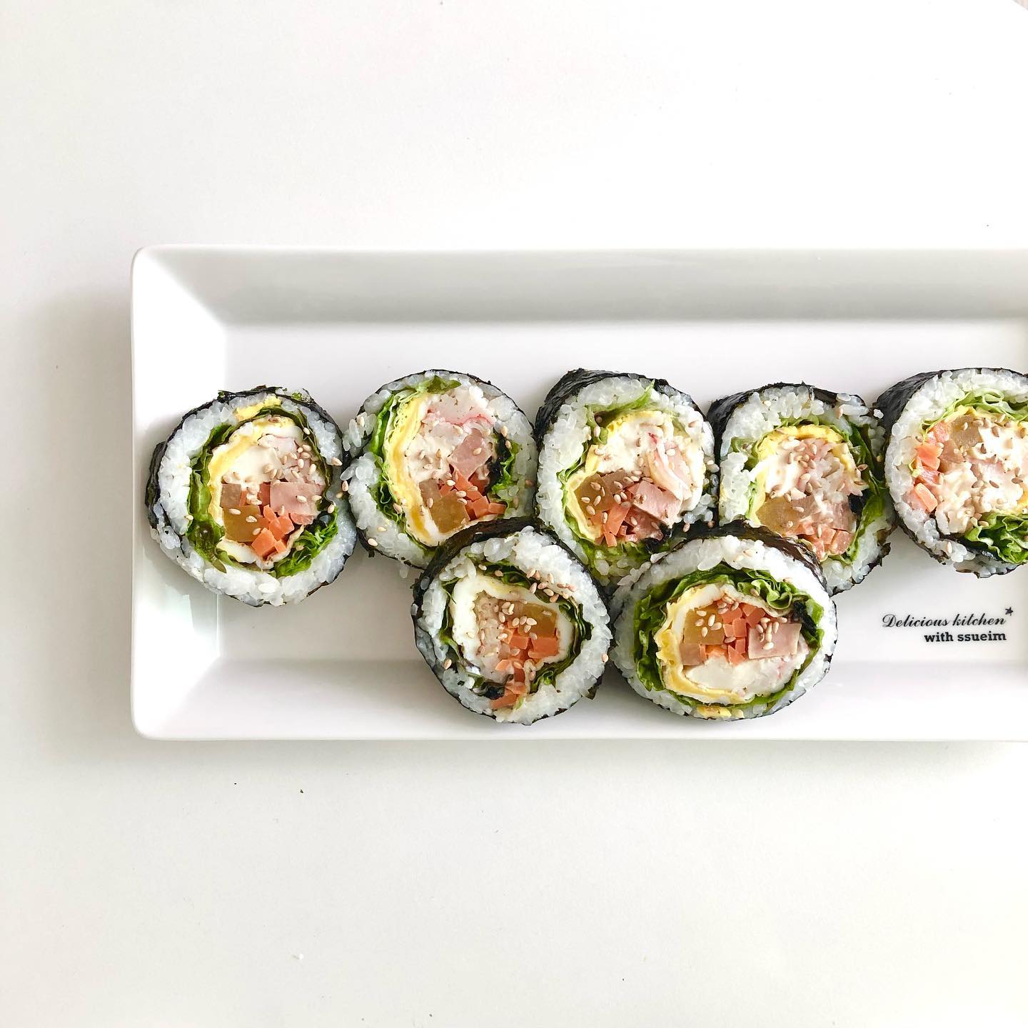 조물조물 김밥 만들기 🍙🤍
난 김밥에 라면 아니구 떡볶이 조합이 더 좋아! (정작 떡은 안무금)

청소하고 요리하고 가볍게 운동하고 나니
금같은 토요일이 지나가고 🥺..
혼자 놀고먹고 너무 잘하다보니
이러다 집 밖으로 안나갈 것 같아 걱정이다 🥹..