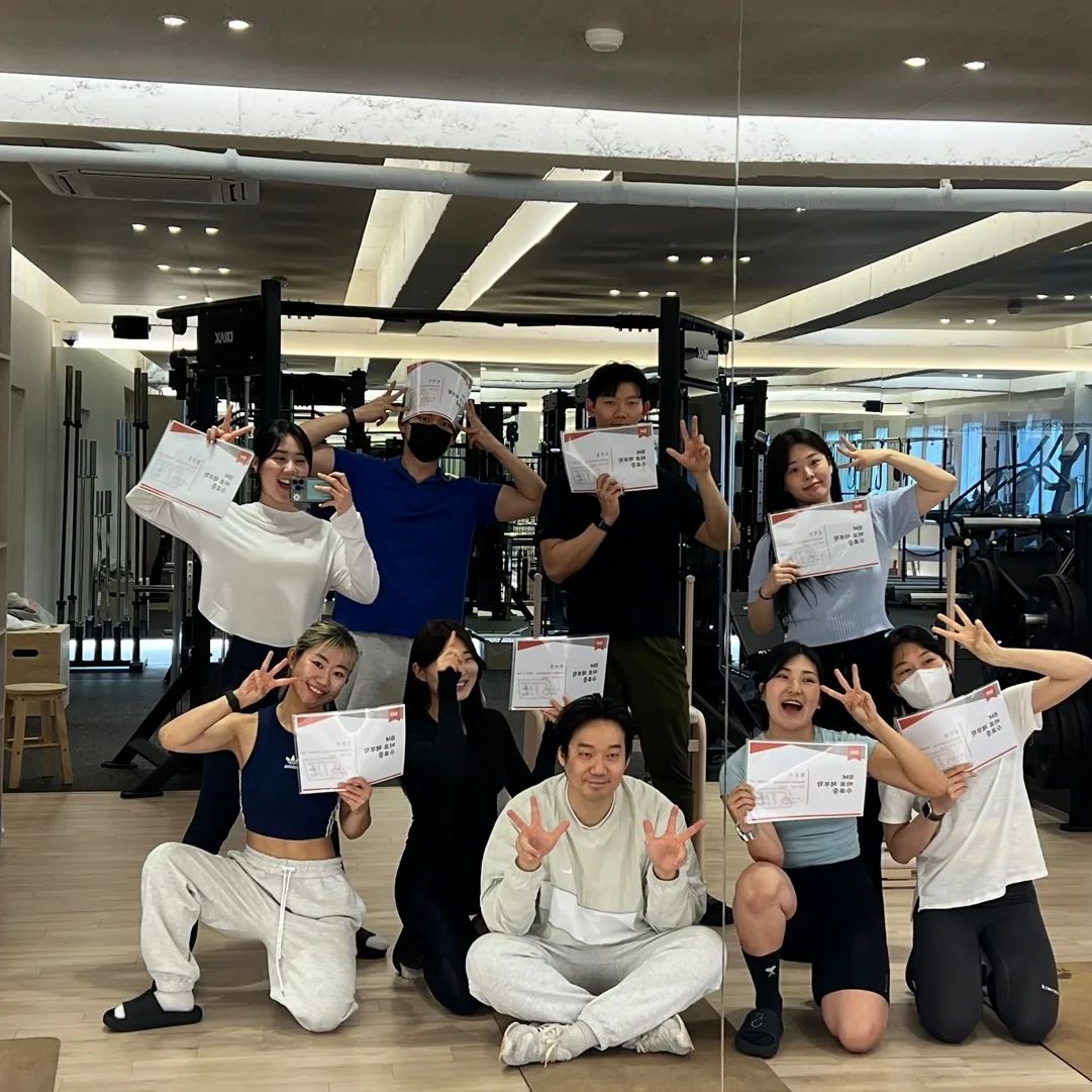 #첫줄

6개월의 대장정<바로해부학 3기>

기준쌤의 뉴만 파헤치기🔥

이전에 한번 익선지점장님과
함께 뉴만책 정독하기를 하고 나서
이해가 살짝 갔지만 

워낙 전공도서로 어려운 단어들과 두꺼운 두께로 다시 복습할 엄두를 못내었었는데 

좋은 기회로 기준지점장님과 함께
뉴만파트별로 이론정리와 운동방법에 대해 익힐 수 있어 너무너무 좋았답니다❣️
(비엠 공부복지최고❣️❣️)

사실 한달에 한번이지만 
복습도 잘 못하고...
빠지기도 좀 빠졌었지만

나름 끝까지 끝냈다는것에 뿌듯하고
지금의 일정들을 얼른 끝내놓고 복습해보려합니다

매번 영상찍어 올려주시는 지우쌤 감사드리고

기준쌤은 말해뭐합니까 너무 유익한 시간들이었습니다!!

그리고 스터디를 그동안 같이 진행한 쌤들 역시 너무 좋았습니다❣️
(태그못한 쌤들...ㅠㅠ아숩)