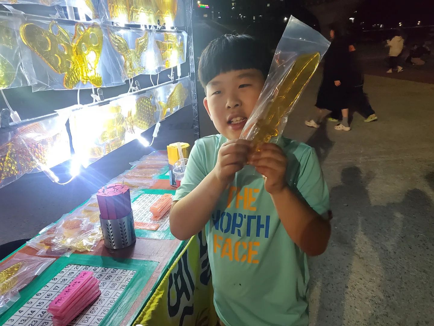 .
단종제 :)
보단 사탕뽑기
양지은이 다 무어냐,
난 프로펠러나 날릴련다
.
.
단종제 때마다,
비가 내린다더니_
올해도 그렇네...
기분이 묘하구나,
.
.
#오늘아니고어제
