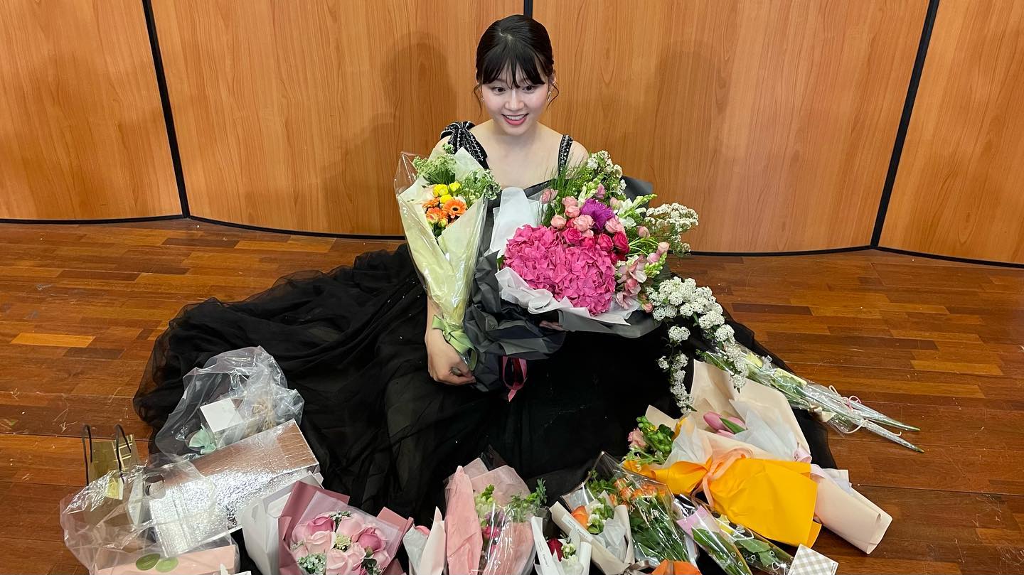 하나님의 은혜와 많은 분들의 축하 가운데 무사히 마친 #졸업연주 사랑하는 사람들 앞에서 직접 작곡한 노래 🎵 를 부르는 건 정말이지 가슴 벅찬 일이었어요

아낌없는 격려와 축하와 사랑을 주심에 !
무대를 마친 후에도 흥얼거려주시며 좋아해 주심에 !

직접 이 순간을 함께해주신 분들부터 멀리서도 잊지 않고 응원해주신 한 분 한 분 모두 모두 감사했습니다 🩶〰️