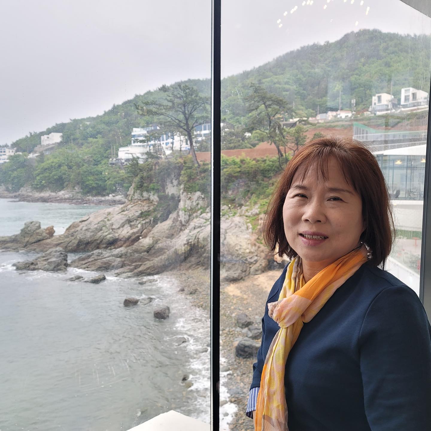 늦은 시간 잠깐 사진첩을 보다가 엄마의 행복한 웃음을 보았다
환갑이 훌쩍 지난 우리 엄마..
나는 엄마가 이렇게 새월을 보냈을 때 무엇을 엄마에게 해주었지…
한해가 거듭될수록 주름이 늘어가는 엄마를 바라보며 나는 엄마에게 무엇을 해주었지… 

당연해서 당연히 나의 엄마기에 당연했던 모든 것들에 마음이 애려온다

하지만 나의 마음은 이빨이청춘🤣
그래도 귀자씨 사랑해♥️