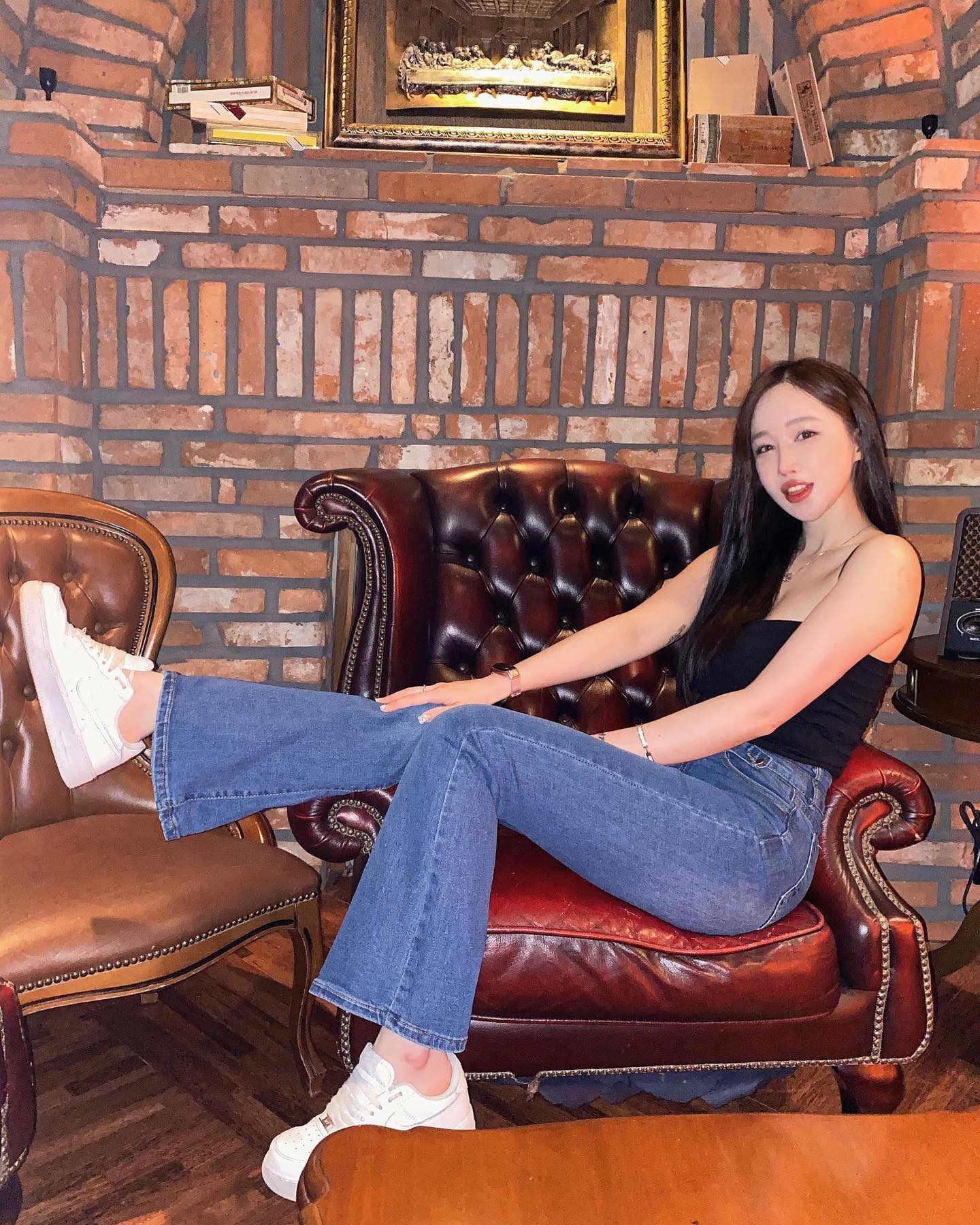 엔틱하게 인테리어 쩌눈
#압구정로데오 bar #게리슨

비밀의방도 있는건 안비밀😘

분위기도 멋지고 프라이빗해❣️
홍합스튜에 바게트빵 
찍어머그몬 찐맛탱🤤

시크릿룸에서 플래쉬 터트리규
사진찌그몬 인생샷 📸

#압로맛집추천 #압구정로데오바 #압로 #압구정로데오카페 #위스키바 #시가바 #인생샷스팟 #위스키맛집 #압로핫플
