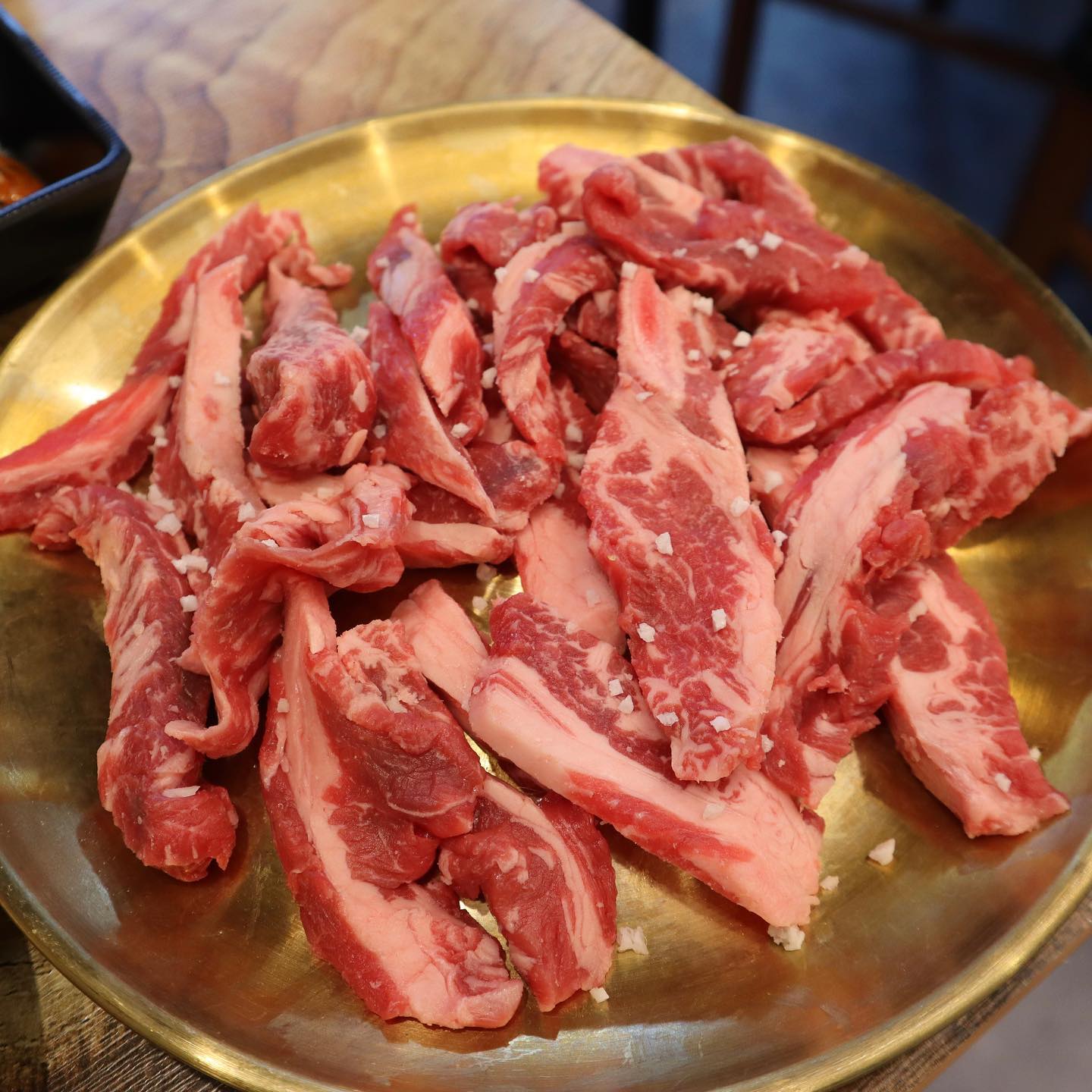 #경주고기맛집 #경주육부장갈비
⠀
경주 용황지구 고기맛집 육부장갈비에서
가성비 좋은 생갈비살을 맛보고 왔어요!
싱싱한 쌈채소부터 푸짐한 밑반찬과
입에 살살 녹는 갈비살의 환상의 조합🤤
⠀
부드럽고 담백한 소금갈비살부터
짜지 않아서 더 맛있는 양념갈비살
그리고 숯불향이 가득~LA갈비 등
가성비 좋은 가격으로 맛있게 먹었어요❤
⠀
오늘 저녁식사는 경주 용황지구 고기맛집
육부장갈비 어떠신가요~?
⠀
⠀
📍 경주 용강동 고기맛집< 육부장갈비 >
⠀