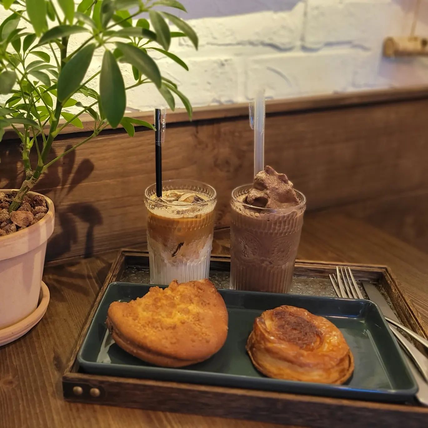 대박❤️
연휴동안 넘 분위기 좋은 #공릉카페 발견!
제빵실에서 매일 아침 만들어 나오는 빵들😊
거기다 제대로 된 커피랑 음료!
가게 앞에 주차도 가능해서 넘 좋은
#주차가능카페 인데다
분위기랑 인스타 감성 넘 좋은😊
#비기닝브레드 카페 💗
밤 조명과 분위기도 좋아서 늦은 오후도 좋을 것 같구요😏
빵 이외에도 미니케익과 디저트,
음료도 넘 맛나구 가득한 #디저트맛집 인정💕✨️
.
.
#공릉베이커리카페 #공릉베이커리맛집 #분좋카 #디저트맛집 #과기대카페 #공릉카페 #공릉카페추천
.
.
■ 주소 : 서울 노원구 동일로193길 14 1층
