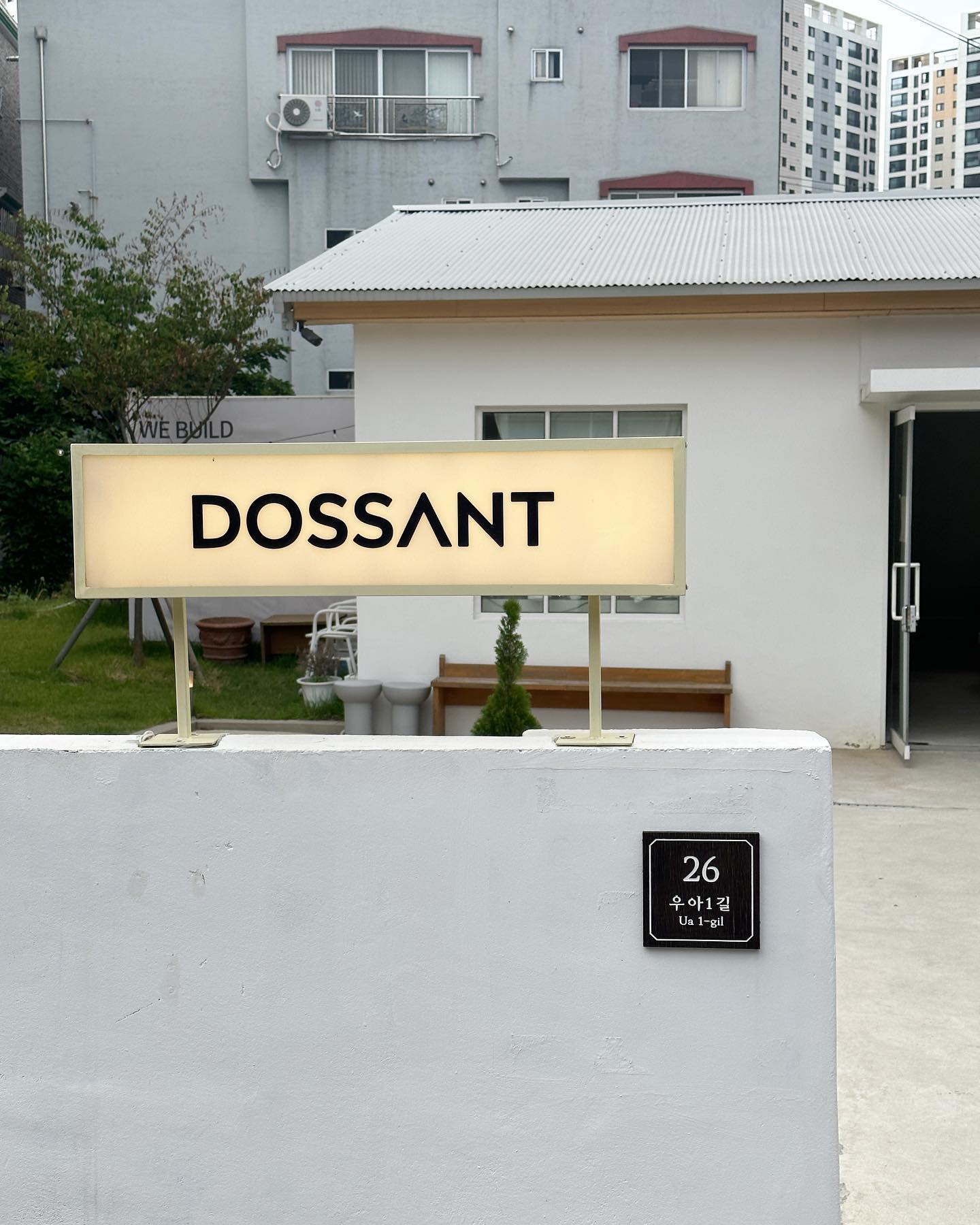 예전부터 눈 여겨봤던 #도산트 
전주역 도착해서 근처에서 점심 먹고 바로 고고🚶‍♀️

이 곳은 전원주택 st. 마당 뷰 맛집이니 날이 좋다면 무조건 밖에 자리잡으세요!😊

시그니처 도산트라떼는 아인슈페너 같은 느낌의 달달한 크림커피였어요.🍦☕️

전주역 근처 감성 마당뷰 카페를 찾는다면 한번쯤 쉬었다 가기 좋을거 같아요~💕

📍도산트
-매일 9:00~21:00
-전주역에서 10분거리
-덕진보건소, 홈플러스 주변

#전주카페 #전주역카페 #도산트전주