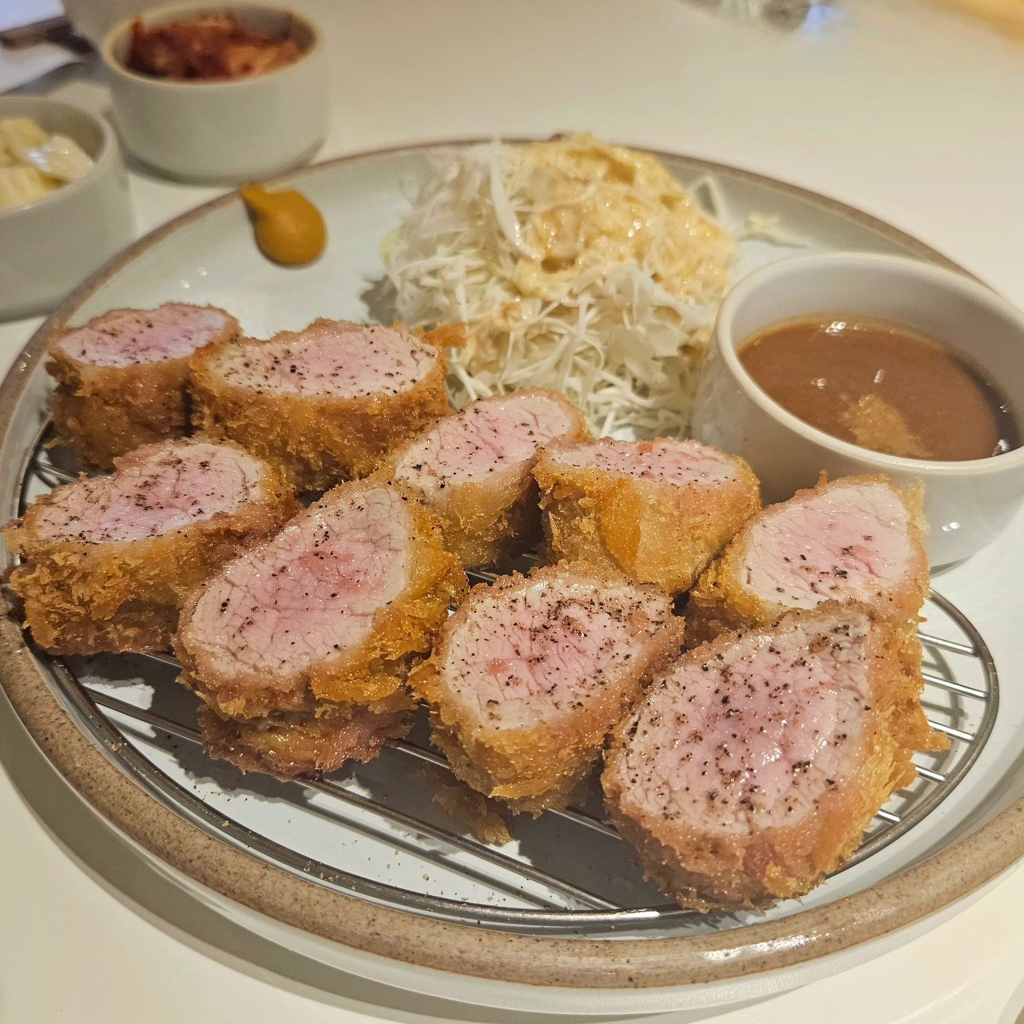 📍경주 황리단길 료코
웨이팅 무족곤 맛집 중 하나인 료코🍴
잡내 없이 야들야들 안심 료코카츠와 계속 손이 가능 마성의 특제 볶음밥 료무라이스의 환상 조합입니다💫💥 내부도 깔끔해서 기분좋은 데이트 코스로 추천드려요😉💘