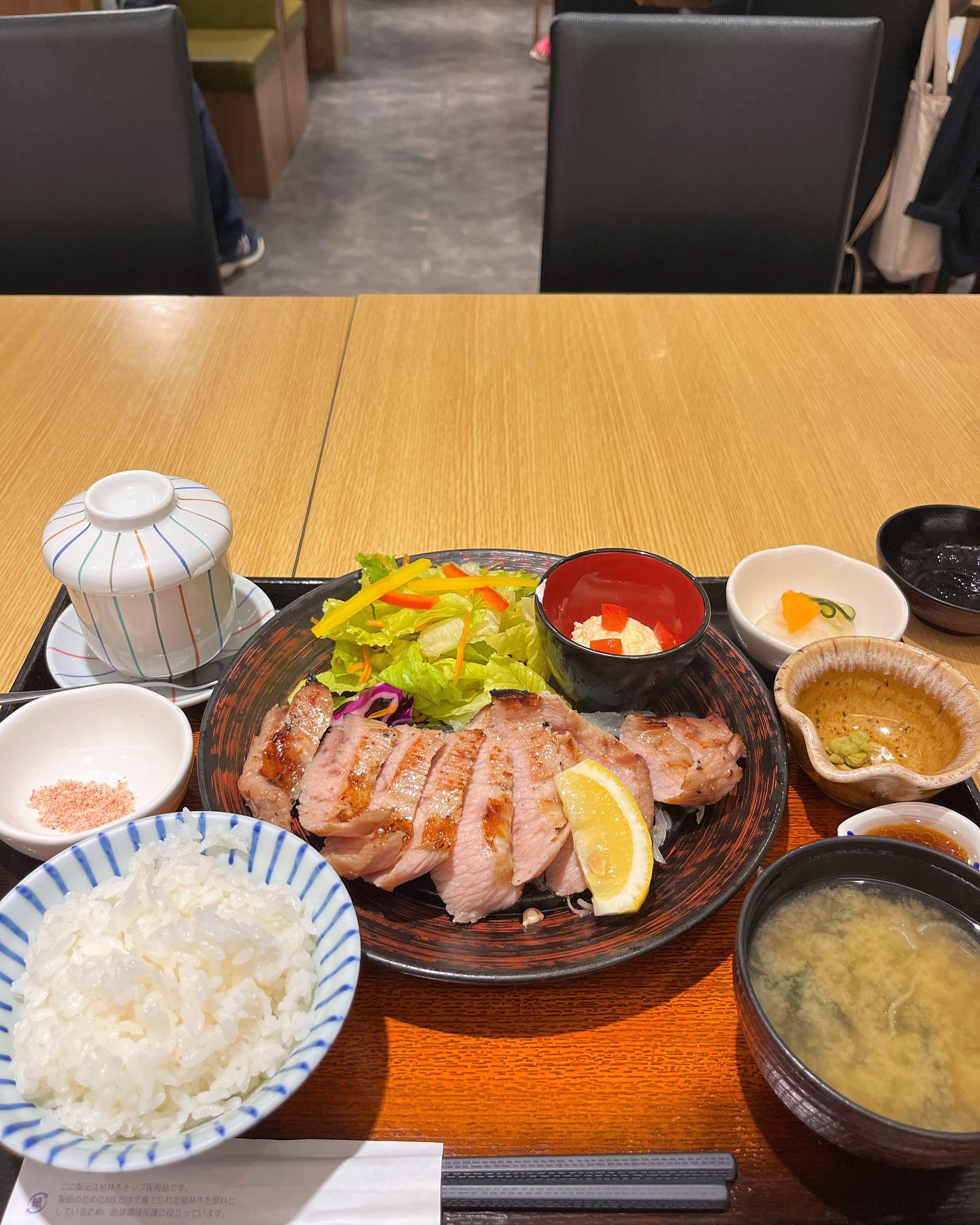 타이베이 메인역에서 맛집 찾으신다면 🔻

여기는 제가 타이베이 메인역을 20분 정도 헤매다가.... 🥲 정말 우연히 배고파서 들어간 곳인데 찐맛집을 발견하고야 말았어요 👏

제가 고른 메뉴는 옆에 앉아 있던 대만 현지인이 호기롭게 시킨 것을 보고 따라 시켜봤는데요 😎 역시 현지인 픽은 실패가 없다는 걸 또 한 번 배워갑니다...🥺👏

메뉴명은 항정살 구이 정식 ! (3번째 사진 참고) 대만 특유의 향신료를 즐기기 어려우시다면 여기서 꼭 맛있는 음식으로 여행 알차게 보내시기를 🎀

🔎 Ootoya Breeze Taipei Station 大戶屋微風台北車站店
📍 2F, Taipei Main Station
⭐️ 4.1/5.0(구글맵 평점)
✏️ 추천메뉴 : 항정살 구이 정식
💲 462(한화 20,000원 정도)

더 자세한 후기는 블로그에서 🫧