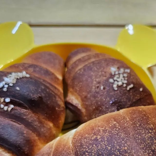 suji_choi on Instagram: "#협찬 #광고 🥐삼립🥐 시오빵 삼각휴면반죽 . 작녁에 베이킹클래스에서 시오빵을 배우긴 했지만... 혼자 반죽 만드는게 쉽지 않더라구요😥😢😭 그런데!!!! 시오빵 생지