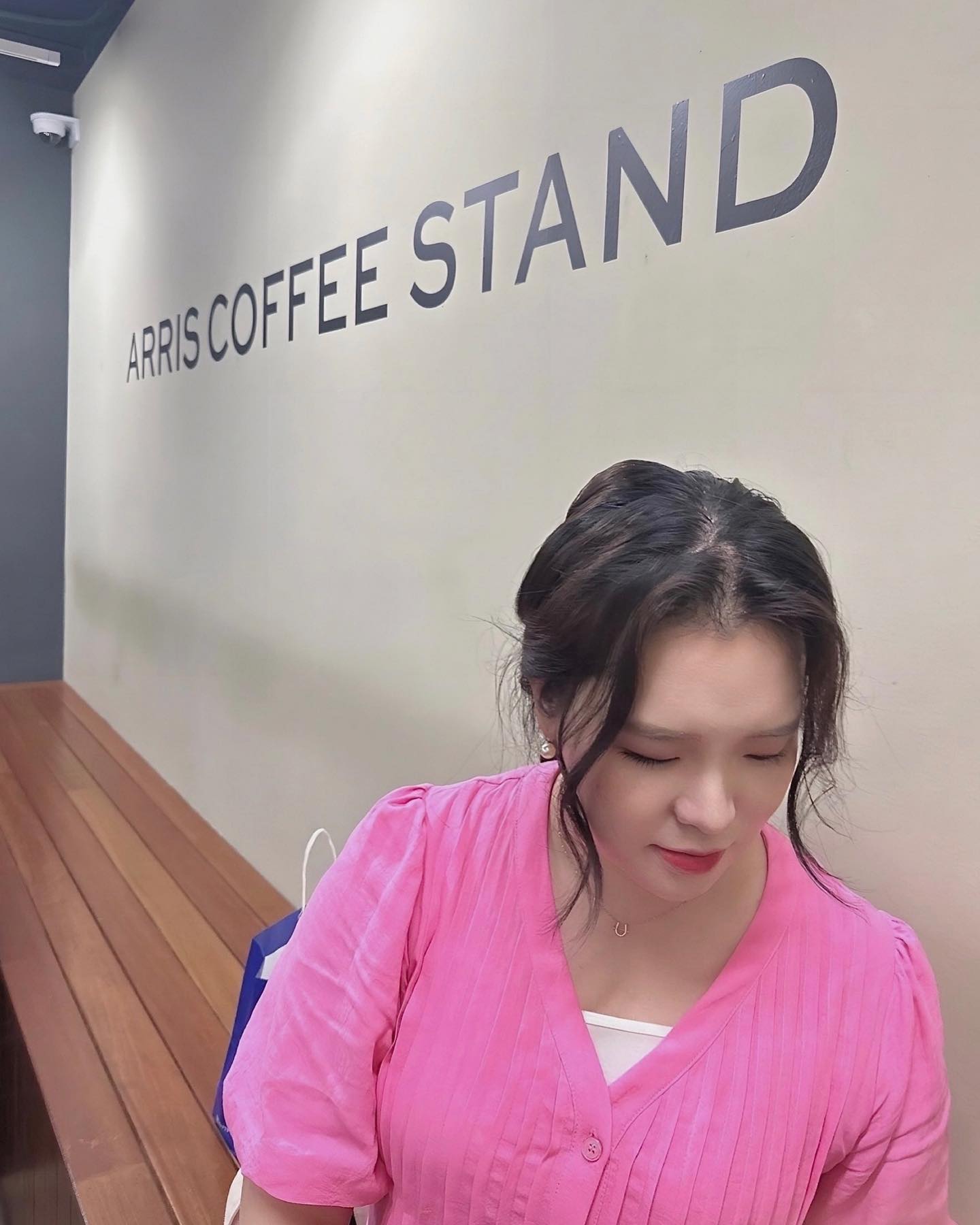 “그동안 너무 고생했어. 너무 고마워. 우리 다 왔다. 조금만 더 힘내자.” 그 한마디에 지난 시간동안 너를 위해, 우리를 위해 눈물로 기도하며 마음 졸인 시간들이 한꺼번에 지나가서 아무 말 못하고 한참을 울었다. 본인 축하받을 일에 오히려 본인을 응원한 나에게 고마움과 열심을 약속할 줄 아는 네가 얼마나 감사했는지.
-
받는 사랑이 때론 당연해지더라도 금방 또 돌이켜 감사하고 기억할 줄 아는 우리가 되야지. 어렵사리 지켜낸 지금을 놓치지 않게 더 큰 감사와 기도로 내일도 지켜내야지.