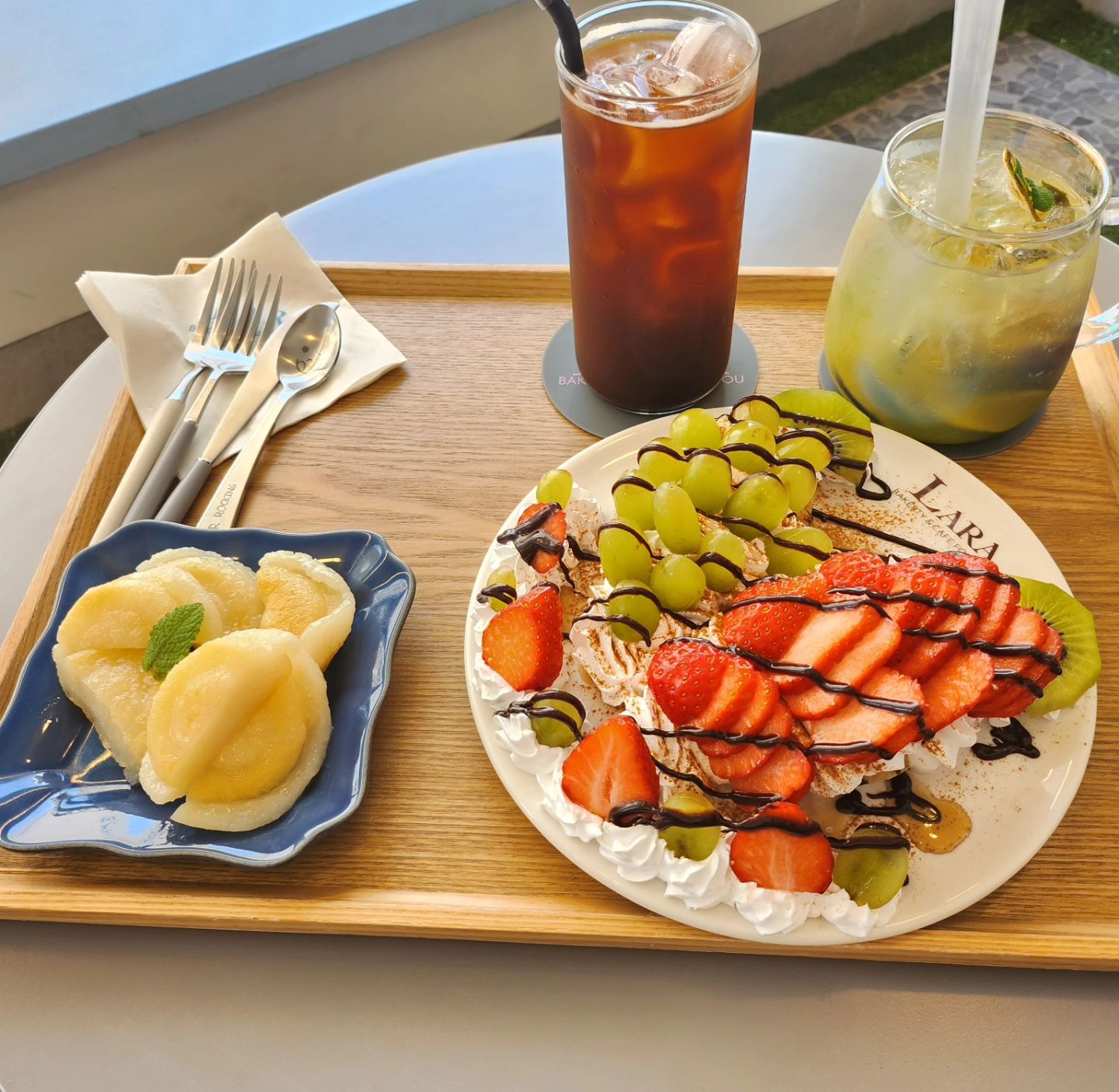 #협찬
빵순이들이 좋아할만한 
맛있는 빵과 다양한 디저트가 가득한 
라라카페😍
애월점, 노형점 두곳 중
노형점으로 방문했는데
매장도 넓고 노트북을 편하게 
사용할 수 있는 좌석과
프라이빗한 룸 스타일이 있어서 좋았어요.ᐟ

과일와플 시켰는데
과일과 생크림이 아낌없이 한가득이라 당황🤭
너무 내스타일 ㅋㅋㅋ😋
기름떡도 맛있고
커피도 맛있었던 라라카페❣️