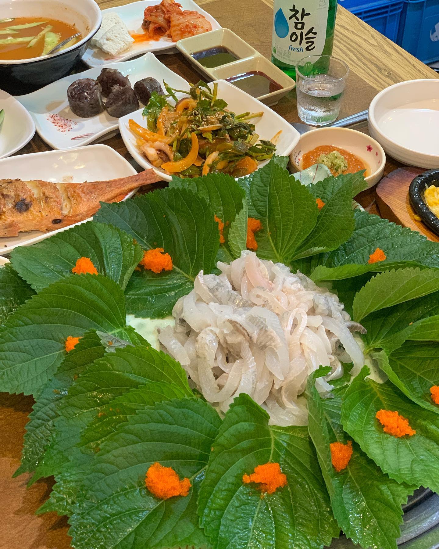 #독도바다 세꼬시 존맛탱💛
세꼬시에 소주 한잔 먹으면 피로 회복 완료💯
세꼬시 다른 곳 가면 가시 있고 그래서 잘 못먹는데 여긴 진짜 가시도 없고 넘 맛있댜😋 밑반찬도 완전 푸짐쓰~!~! 담엔 친구들이랑 다같이 와서 조개찜도 먹어봐야지❣️
.
#월평동 #대전맛집 #대전 #월평동맛집 #대전가볼만한곳 #횟집 #맛집 #맛스타그램 #맛스타 #맛집투어 #맛집추천 #맛팔 #맛집탐방 #먹스타그램 #먹스타맞팔 #먹방스타그램 #먹부림 #먹스타 #선팔하면맞팔 #먹방그램 #좋아요 #좋반테러 #좋반환영 #먹스타소통 #맛집공유 #먹팔 #좋아요반사 #좋반 #협찬문의