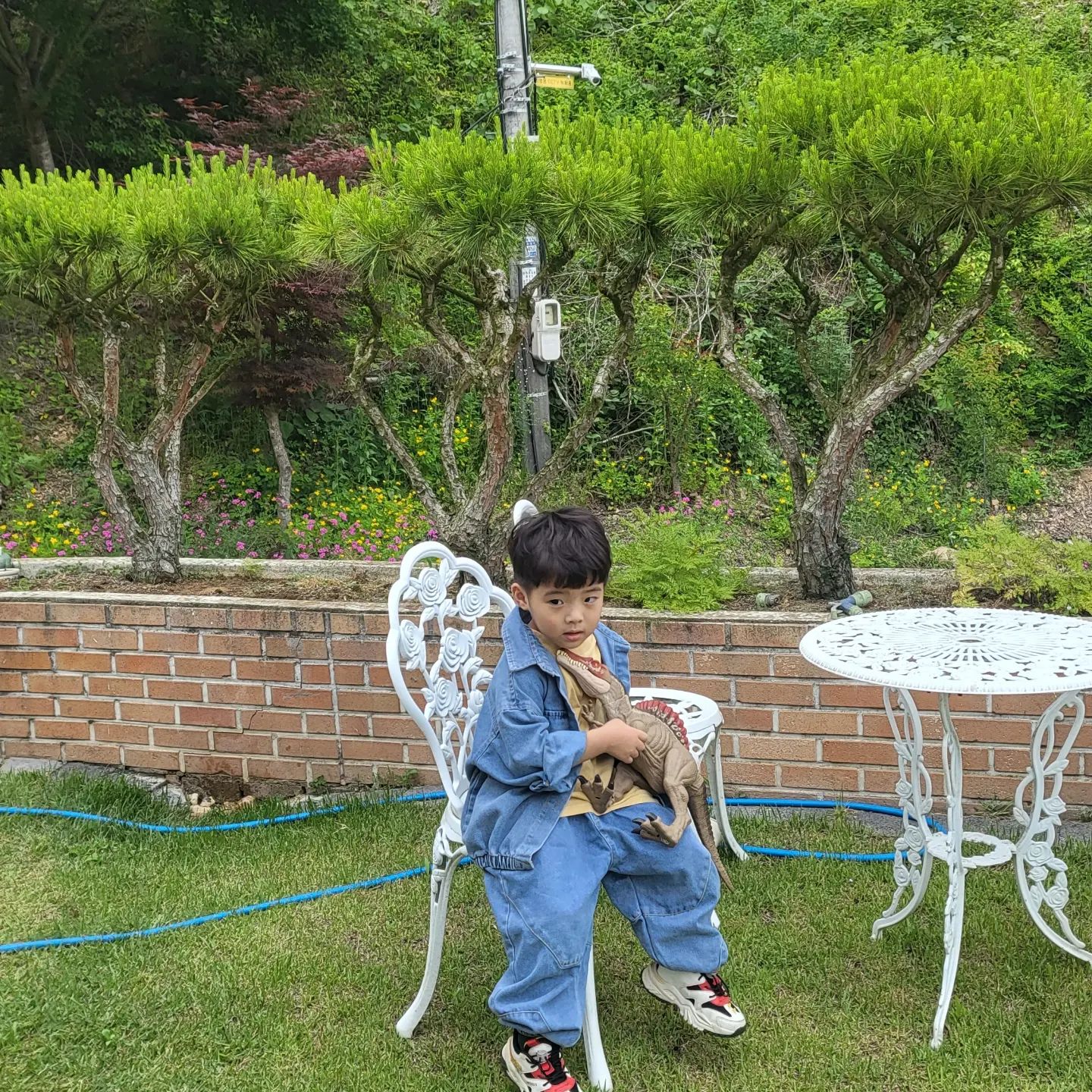 콩알이의 만4세를 축하해🫶
쓰거나 외우기보다는 눈에담고 피부로 느끼면서 감정들을 추억하고, 추억을 되새기며 삶의 이치들을 하나씩 깨우쳐 나갈 수 있는 사람이 되길.. 엄마가 더 많이 노력하고 지지해줄게!

건강하고 행복하자 평생💜

-

아,

다음 생일에는 미역국 끓이지 말라는 효자
국은 끓이지말고 햄만 100개 달라는🤷‍♀️
덕분에 내년부턴 평소보다 편한 생일상이 되겠어. 역시 우리아들 벌써부터 삶의 이치를 잘 깨우치고 있구나(!)
#사랑해💓