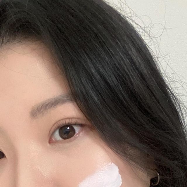 배윤서 on Instagram: "메디큐브 레드 이레이징 크림 2.0🌹#광고 누적 판매 100만개 8년의 역사를 가진 메디큐브 스테디 셀러 <레드 이레이징 크림>이 업그레이드 되었어요 이전 제품보다 색소 침