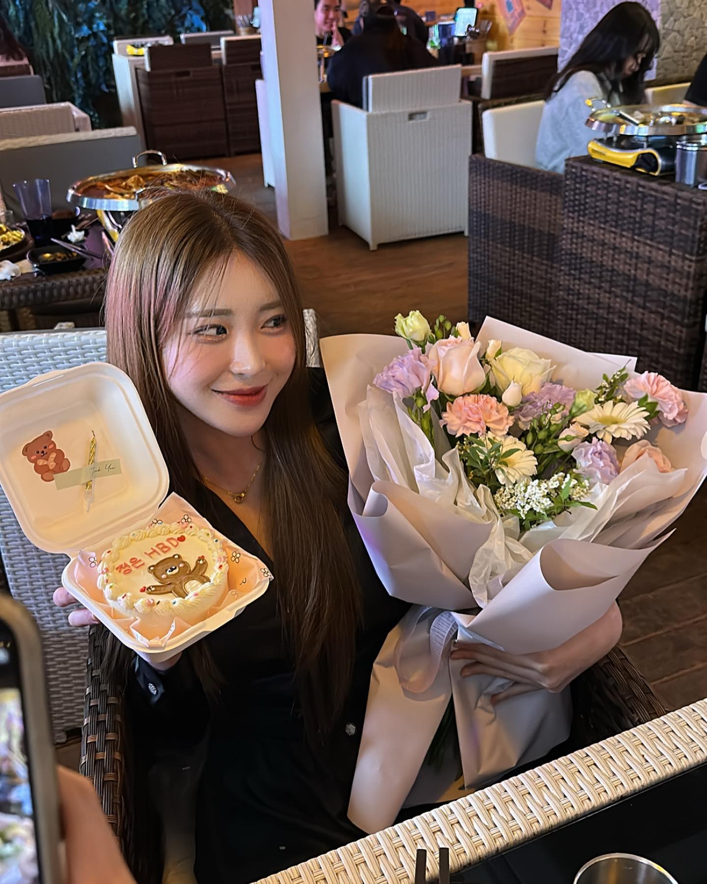 매년 생일축하파티 열어주는 뉴진현덩쓰와
성격좋으신 재윤사장님과 매니저님 모두들 너무 감동적이였어요🤭
생일축하해주신 내사랑들 곰아워요 .. 잘할께요🩷