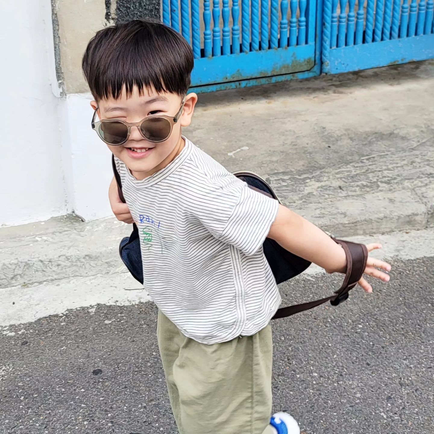 표정부자 이지만 자꾸 이상한 표정 하는 너
나 좀 잘 찍는듯✌️

#우래기한정사진기사📸
#어린이선글라스