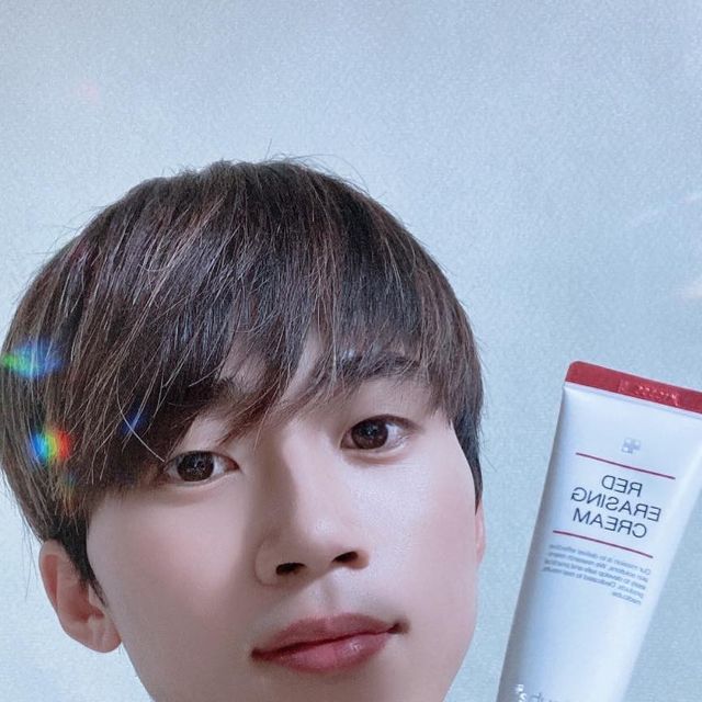 (용)쥬니월드 🎡 on Instagram: "#광고#메디큐브
다들 주말은 잘 보내 셨나용~! ㅎㅎ
오늘은 엄청 유명한 제품을 소개해 드릴까 해욥~🤗

누적 판매 100만개의 신화!!
8년의 역사를 자랑하는 메디큐브 스테디 셀러 
<레드 이레이징 크림>
이 더욱 강력하게 UPGRADE!
되어 돌아 왔습니다~!!
 
지금은 꾸준히 관리하여 여드름은 없지만 미세하게 색소 침착과 흔적이 남아 있는데요
색소침착 개선에 유명한 레드 이레이징크림을 며칠간 꾸준히 사용해 보았어요~~✌️

워낙 유명해서 다들 아시겠지만 저는 이번에 처음 직접 사용해 봤습니다 ㅎㅎ
발림성도 매우 좋았구 무엇보다 흔적개선에 매우 도움이 된 것 같아 대 만족 입니다
역시 유느님이 광고 할 만 하죠~? ^^

꾸덕하지 않고 훨씬 촉촉하게 발려 여드름성 피부에 사용해도 모공이 막히지 않는 느낌이 들어 부담없이 관리하기 좋은 아이템 인듯 합니다!!

< 기능 및 효과 >
- 전작 대비 색소 침착 개선 185% 증가!
- 더욱 강력해진 색소 침착 개선 효과!
- 특허 성분 UP! 진정 강화 특허성분 및 손상된 피부 장벽 개선 성분(판테놀)추가로 다양한 색소 고민과 잡티 한 번에 케어!
- 나이아신아마이드, 판테놀, DERMATIC A3 특허성분, DERMTIDE 특허 성분 등 색소 침착 흔적 케어 성분 외에 진정 강화, 보습 장벽 특허 성분이 추가 되어 더욱 효과적으로 피부 고민 케어가 가능!!
 -10가지 인체적용시험으로 증명하는 더 강력해진 레드 이레이징 크림 2.0

#medicube #AD #@medicube_korea #레드이레이징크림 #색소침착 #흔적 #좋반 #좋반테러 #선팔하면맞팔 #뷰티인플루언서 #뷰티리뷰 #남성뷰티"