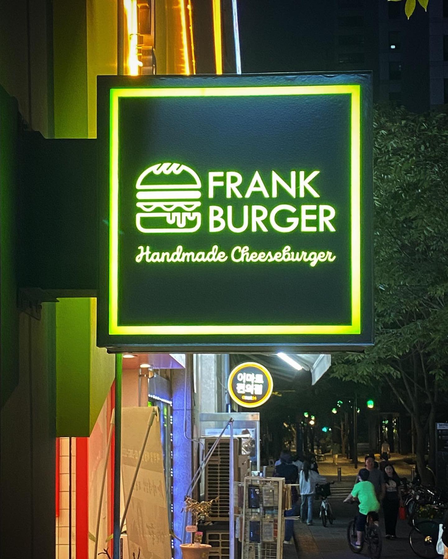 #인플카_캐시백지급
오빠랑 넘 맛나게 먹었던 프랭크버거🍔🍟
감튀 양이 지인짜 많았고 치즈스틱은 말모! ✨
빵이 부드러운게 내스탈이야~~❤️

frankburger_official_ #인플카 #수제버거 #프랭크버거 #버거맛집