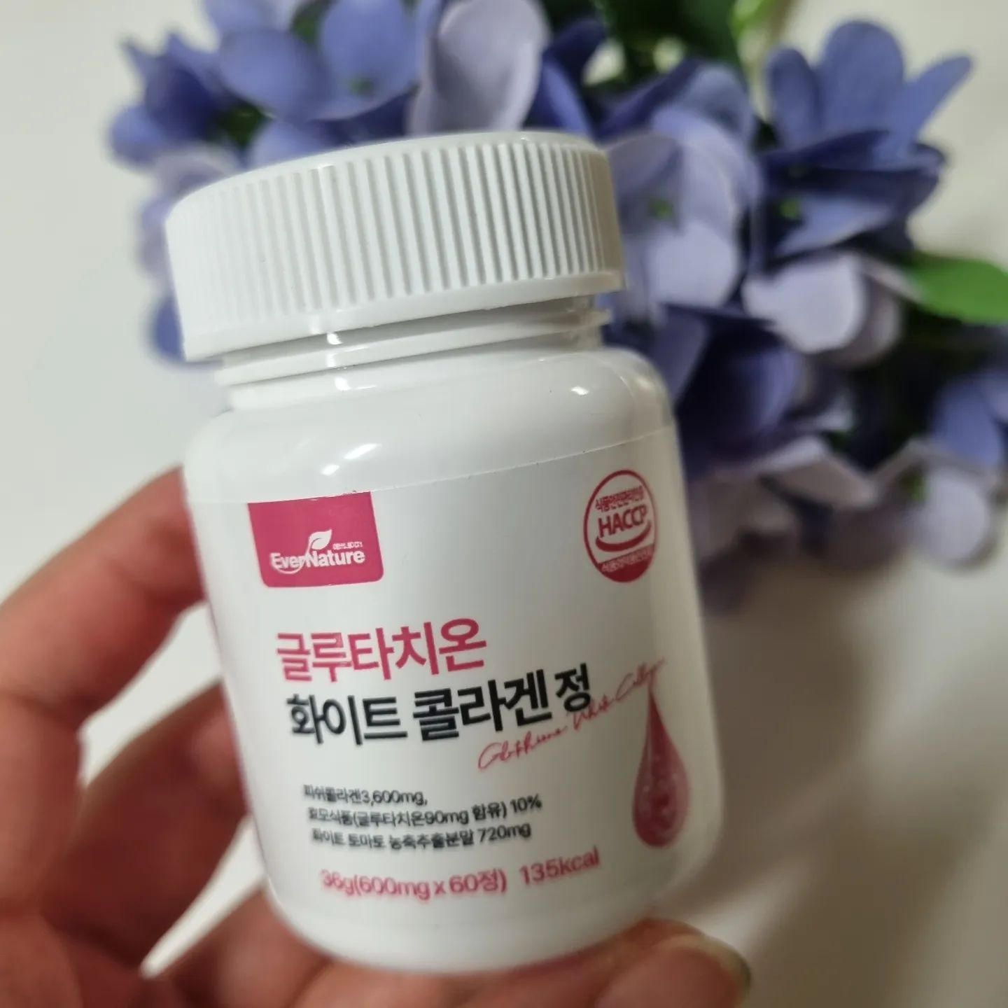 #협찬
[에버네이처 글루타치온 화이트 콜라겐]
나이가 들수록 꼭 챙겨야하는 필수품으로 유산균, 글루타치온, 콜라겐은 꼭 챙겨야한다고 생각하는 1인.
에버네이처 제품은 이너뷰티 원료의 완벽배합으로 1일 1정으로 비타민까지 한번에~ 따로 유산균만 챙겨먹으면 끝!
나름 예민한 식도를 가지고 있어 큼직한 알약은 삼키기 곤란한 경우가 많은데, 크기가 작아 섭취하기 좋고, 특유의 냄새도 적어 무난하다.
무엇보다 1알로 글루타치온, 콜라겐, 화이트토마토, 비타민C까지 한번에 관리가 가능하니까 너무 편하고 좋음.
최근에 얼굴 진짜 하얗다구 많이 듣는 중~
하얗고 탄력있는 피부를 위해 강추!

#글루타치온 #이너뷰티 #콜라겐 #비타민C #저분자 콜라겐 #화이트토마토 #셀프뷰티 #피부 #백옥주사 
#물광주사 #에버네이처글루타치온화이트콜라겐
#하루한알

________________________________________________

성분들의 특징을 간단히 알아보면,
글루타치온 : 강력한 항산화작용을 통하여 노화예방에 도움을 주며, 피로회복과 염증제거, 피부미백에 좋다.
콜라겐 : 몸의 탄력을 만들어내는 단백질로 피부의 탄력, 관절통완화, 뼈를 튼튼하게 하고, 동맥경화를 막는 효과
화이트토마토 : 피토엔&피토플루엔은 식물이 자외선으로부터 스스로를 보호하기위한 성분으로 인체내 생성이 불가하여 직접적인 섭취를 통해서만 보충이 가능