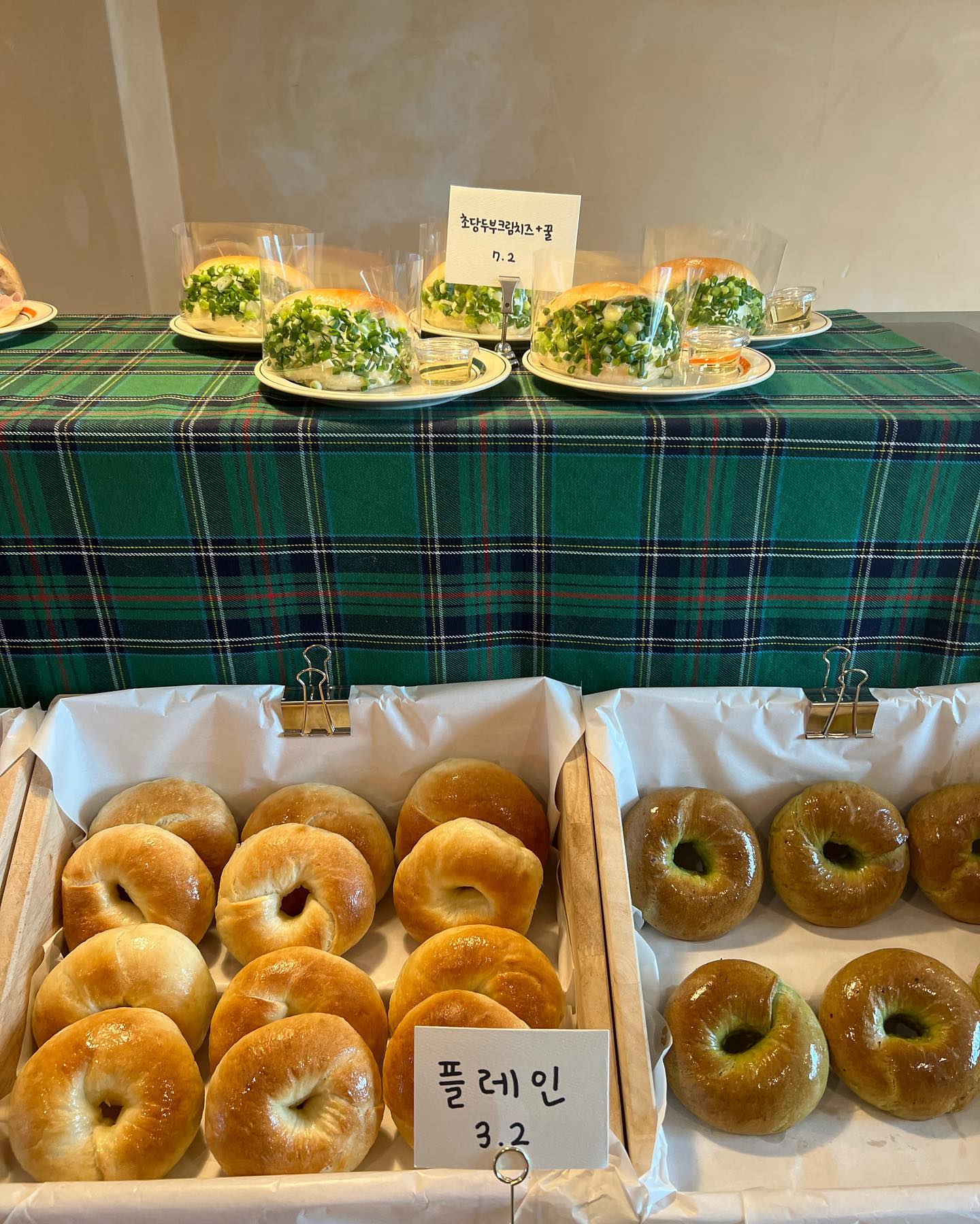 macamoye.bagel 
여기서 브런치 산거 너무 잘했어~!!!!

#베이글 #잠봉뵈르 #샌드위치 #크림치즈