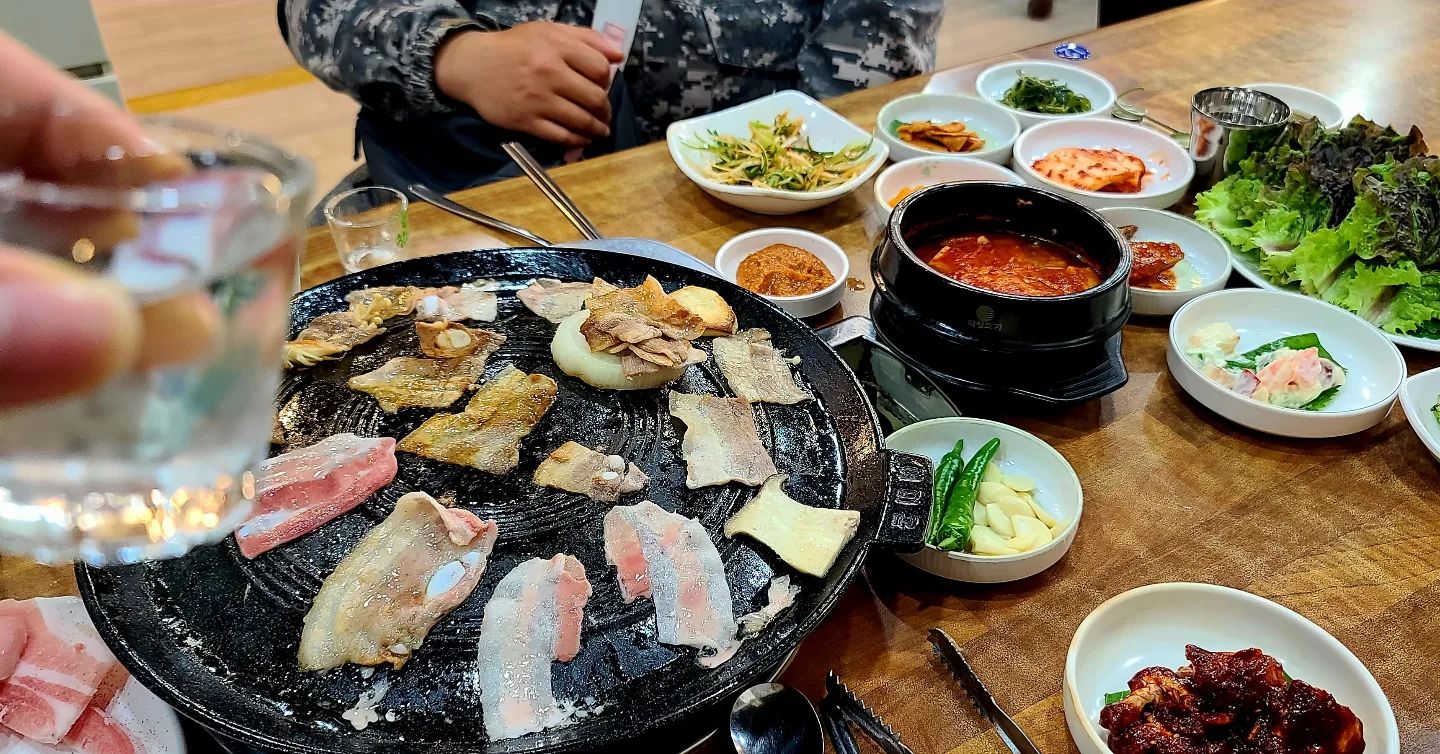 상호명 춘천하우스
주소 경기 평택시 밀월로35번길 34
전화번호 031-667-9558
영업시간 16시~22시30분
휴무일 매주월요일

송탄에서 유명한 냉삼집 !
따라올수없는 퀄의 밑반찬들 !
친절한 사장님덕에 단골이 가득 !
현지인맛집으로 이미 유명한곳 !
웨이트 있을수도 있음 !

#송탄미군부대맛집
#송탄고기맛집 #송탄삼겹살 #송탄냉삼 #송탄춘천하우스 #송탄맛집 #송탄맛집추천 #송탄고기집 #현지인맛집 #평택여행