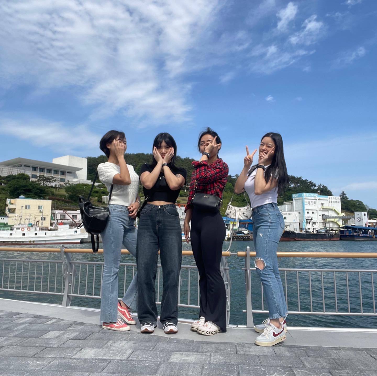 내가 올해들어 가장 잘한일은 아마도 이 사람들과 함께하겠다는 결정을한게 아닌가싶다.

사람들이 하나같이 웃기고 배려심이 깊다. 다 같이 있으면 심각할일도 쉽게 웃어넘기게 되고 걱정거리도 금방 잊게된다.

대화하다보면 여자 넷이라 시기질투가 있을법한데도 불구하고 수직이라는 개념없이 항상 공평하고 서로 더 못해주는게 미안해 안달이난게 그냥 내가 복에겨워 너무 좋은물에 들어왔구나라는 생각밖에 안든다.

모두에게 항상 배울점이 있고 배움에서 나오는 충고가 전혀 기분 상하지 않아서 늘상 새겨듣게 된다. 또 그 상황이 늘 감사해 모두에게 피해가지않게 항상 더 생각하고 노력하게 된다.

비록 이 시간에 잠 못들어 쓰는 글이지만 항상 전하고싶었던 마음이라 손가락 발가락 쪼그라 들어도 그냥 써서 남겨둬야겠다.

(T가 F화 되어가는 과정)