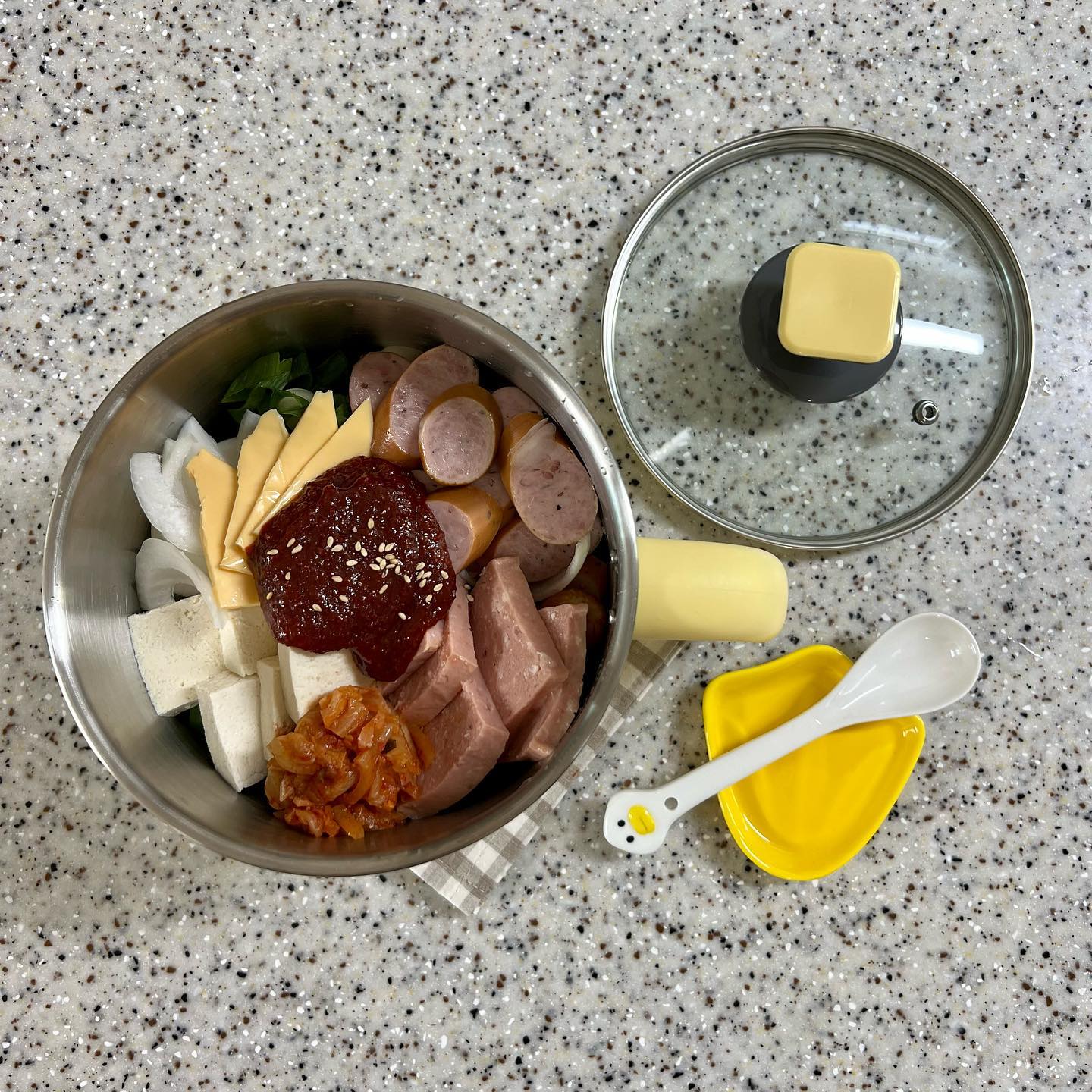 #협찬 오늘은 부대찌개 만들어서 후다닥 먹었네용! 제가 했지만 시판부대찌개보다 훨씬 맛있었어요💛 

📌부대찌개 레시피
+소세지 스팸 두부 김치 양파 대파 김치 청양고추 체디치즈 재료 준비해주고
+육수는 사골육수로 준비해주고
+고추장 간장 꿀 설탕 고춧가루 후추 다진마늘 넣어서 양념장 만들어주고 
+이쁘게 플레이팅 해서 푹 끓이기만 하면 완성(다 끓이고 라면사리까지 올려주는거 잊지 말기)💛

#광고 hash.up

야식이 땡기는 날..🤤 간편하게 라면을 끓일 수 있는 #무선라면포트 💛
전 부대찌개에 라면사리 올려서 먹었네요💛
파스텔 색감에 동글동글 귀여운 모양이라 주방에서 보기만 해도 기분 좋아져요.
1.5L 용량으로 라면 뿐 만 아니라 간단한 탕 요리에도 적당하고, 데우기 기능으로 음식을 따뜻하게 먹을 수 있더라구요! (보온기능 최고)
오늘도 돼지런한.. 하루 보내세요~😉🐽

#무선라면포트 #라면포트 #멀티쿠커 #라면끓이기 #라면포트기 #전기라면포트 #자취꿀템 #홈쿡 #간단요리 #주방용품