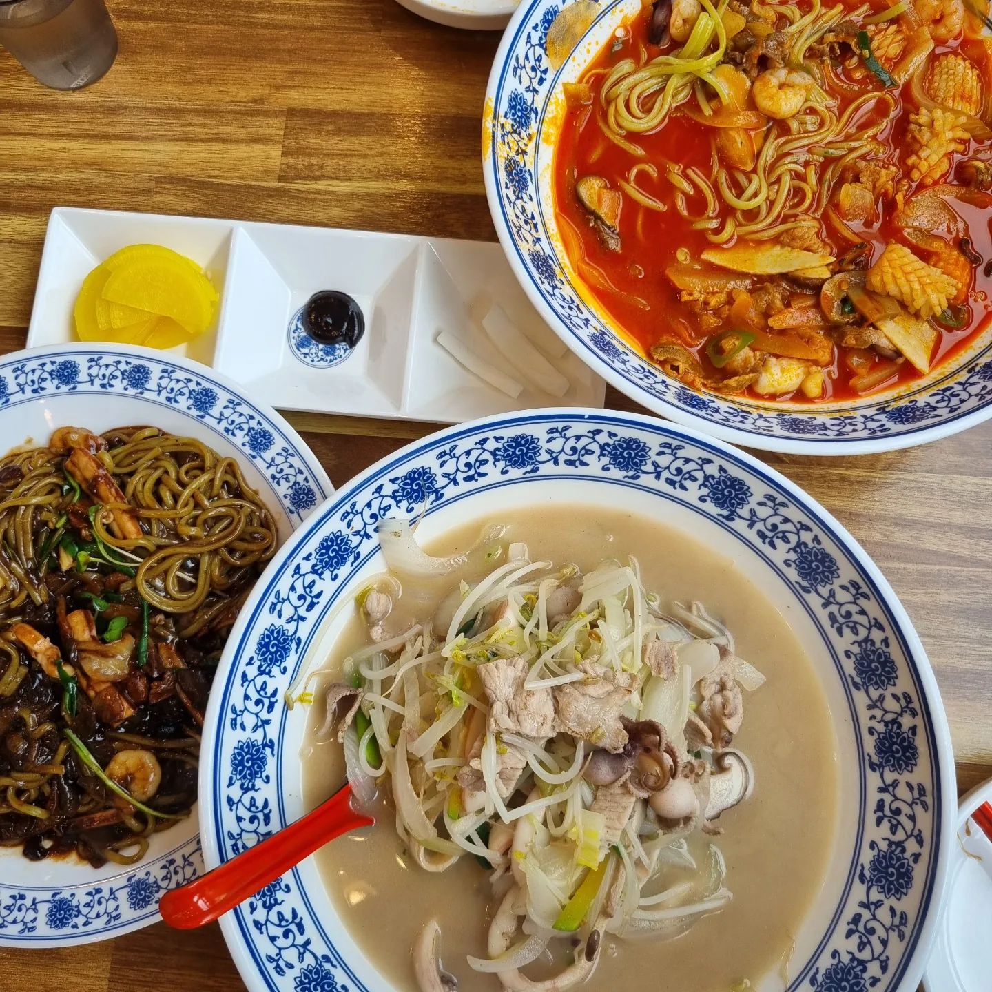 #협찬 #먹스타그램
여천롯데마트 뒤쪽에 줄서서 먹는 #여수짬뽕맛집
내가 좋아하는 #방풍잎 으로 만든 면이라서 더 쫄깃한것같은 느낌?!

빨간 국물의 #해물소고기짬뽕 은 칼칼하고 고소한 맛
하얀 국물의 #하얀짬뽕 은 #나가사키짬뽕 먹는 느낌
#유슬짜장 은 고기나 야채를 면처럼 길게 썰어서 만든 짜장이라서 젓가락으로도 욤뇸뇸 먹을 수 있어서 편했음
​
짬뽕맛집답게 두 종류의 짬뽕 국물이 다 칼칼하게 맛있어가지구 완뽕!
-
❣️#여수대표짬뽕
❣️전남 여수시 무선8길 17
❣️061-692-1335
❣️매일 10:30~20:30
 (매주 월요일 정기휴무)
-
#여수 #여수맛집 #여천맛집 #여천롯데마트맛집 #여수짬뽕맛집 #여천역맛집 #여천짬뽕맛집 #여수무선맛집 #여수중식맛집 #여천중식맛집
#오늘아님​​
