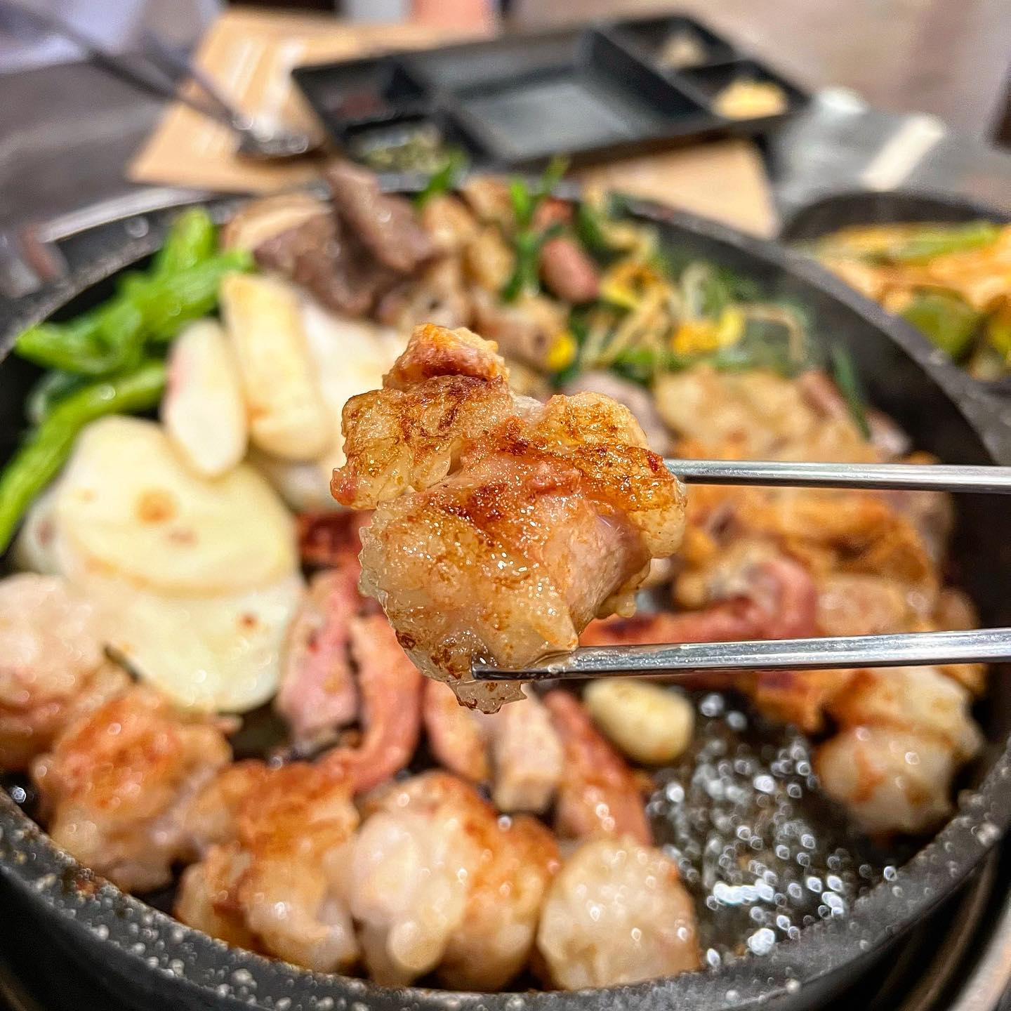 일산 대화 먹자골목
'곱창극장 본점'
⠀
-연중 무휴
17:00 ~ 01:00
라스트오더 00:30
⠀
-주차
가게 앞 주차 3대정도가능
⠀
-웨이팅방법
웨이팅이 따로 있지는 않음
⠀
-모둠구이(250g)
가격 : 22,900원
⠀
한우소곱창 + 대창 + 막창 + 특양
+ 김치 + 야채 + 버섯으로 구성
⠀
불쇼를 보여주시고 잡내가 없습니다
곱창안엔 곱이 가득한대 안좋은 곱은
쓴맛이 나는대 곱창극장은
고소한맛이였어요
⠀
파김치를 같이 구워서 싸먹으면
진심 JMT입니다
⠀
-곱창전골 (중)
가격 : 34,900원
⠀
술안주로 완전 제격입니다
⠀
곱에서 나오는 고기 기름과
얼큰함이 공존해있는 전골이라서
진짜 국물이 계속 땡겨요!!
⠀
술드실때는 꼭 시켜드세요
⠀
⠀
총평 : 한우곱창만 취급하는 식당으로
전체적으로 음식이 깔끔하고 맛있음
⠀
⠀
#곱창극장 #곱창극장본점 #일산맛집추천 #대화맛집추천 #대화먹자골목맛집추천 #일산가볼만한곳 #핫플맛집 #일산핫플맛집 #일산핫플식당 #먹자국일산 #먹팔해요 #먹스타그램 #먹팔 #푸드스타그램 #좋아요 #좋반 #좋아요반사 #lfl #fff #koreafood #koreanfood #맛스타그램 #맛집스타그램 #맛집탐방 #맛집투어 #맛집공유 #맛집여행 #韓国料理