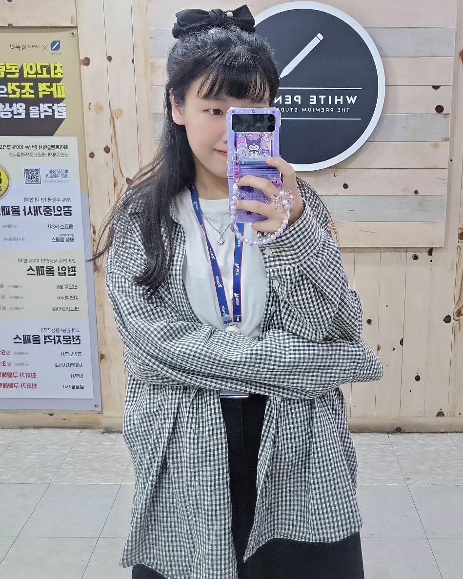 오늘 컨셉 : 아진짜회사가기싫은데뭐입지 그냥흰티에청치마입어야겠다 그리고 에어컨바람 방어를 위한 남자친구 셔츠 훔쳐입어버리기 😏

저 오늘 출근해서 아무것도 안한것 같은데 어떡하죠 ㅋㅋㅌㅋㅋㅋ...ㅋㅋㅋㅋㅋ 다들 열일하고 계신감요...? 🥲

쉬면 쉴수록 일 더하기싫어~~~담주는 더 싫을 예정 😘