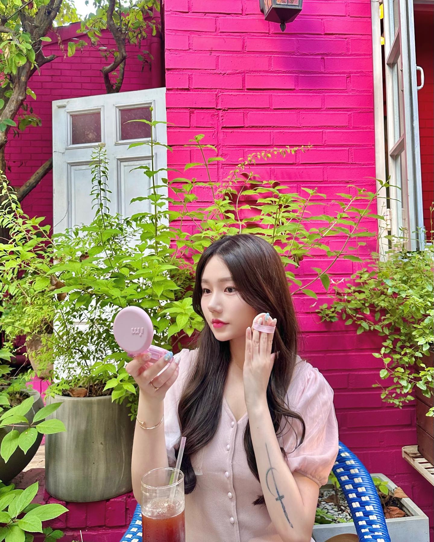 #ad 요즘 매일 사용하는 쿠션💖🎀
저는 피부표현이 자연스러운 걸 선호하는데 두껍지 않고 자연스럽고 얇게 올라와서 피부표현이 너무 예뻐요✨✨
디자인도 파스텔톤의 마카롱처럼 생겨서 완전 취향 저격템💘
벨벳과 커버 타입은 100시간 메이크업 지속 테스트 완료된 제품이라 그런지 외출시에 수정이 따로 필요 없더라구요 ㅎㅎ
제 원픽은 벨벳 타입이에요🫶🏻🫶🏻

#협찬 #아임미미 #원더쿠션 #원더벨벳래스팅쿠션 #아임미미쿠션 #100시간쿠션 #수부지쿠션 #IMMEME #wondercushion #쿠션추천 #アイムミミ #일상 #daily