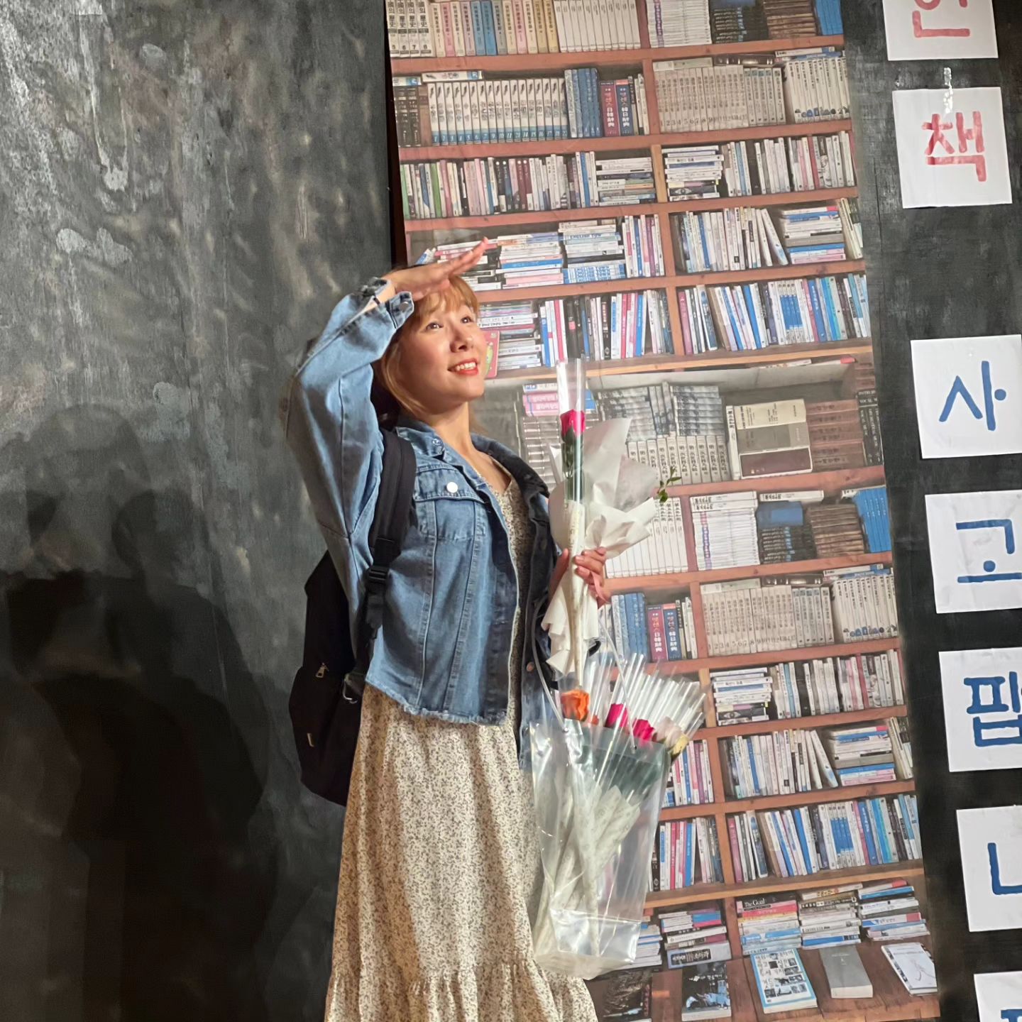 브로드웨이 첫 연극에서 맡았던 책방 아가씨📚

내가 프로정많러인 건 알았지만, 연극 캐릭터에게도 정이 들어서 이별의 후유증을 느낄 줄은 몰랐다,,⭐ 연극이 끝나고 세 달간 정들었던 극 속 캐릭터들이 이 세상에서 몽땅 사라진 느낌에 슬펐고, 이후 며칠간 사용했던 소품이나 대본만 봐도 눈물이 나던 신기한 (어떤 친구들은 무섭다고 한😨) 경험을 했다.
세 달간 책방 아가씨로 푹 빠져 살았던 잊지 못할 첫 연극🌷