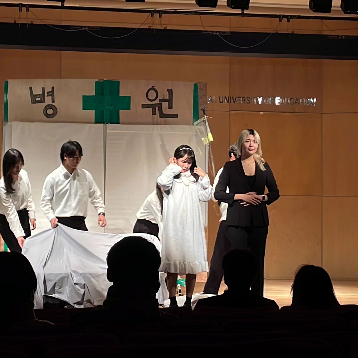 ⁉️ 브로드웨이 두 번째 연극 '당신은 왜' ⁉️
세상 해맑게 '머리 꽃밭'으로 살던, 눈치가 부족한 연예인 캐릭터 최은진(인기 그룹 구진스의 체리🍒) 역할

의도와 다르게 계속 체리의 언행들이 곡해되고, 악플로 인해 피해망상에 걸린 체리는 멤버들마저 잃고 자살을 결심하지만, 이후 새로운 것들을 깨닫게 된다.
이 캐릭터는 다소 유치한 캐릭터였지만 또 공감되는 부분도 많아 연습하다 찐으로 울기도 했다.

10월 첫 극이 끝나고 한 달만에 준비해서 올린 연극이라 브금도 소품도 연기도 걱정이 많았지만, 으쌰으쌰 나름 잘 해내고 관객들도 걱정과 다르게 재밌어 해주셨다. 브로드웨이에서의 마지막 연극.